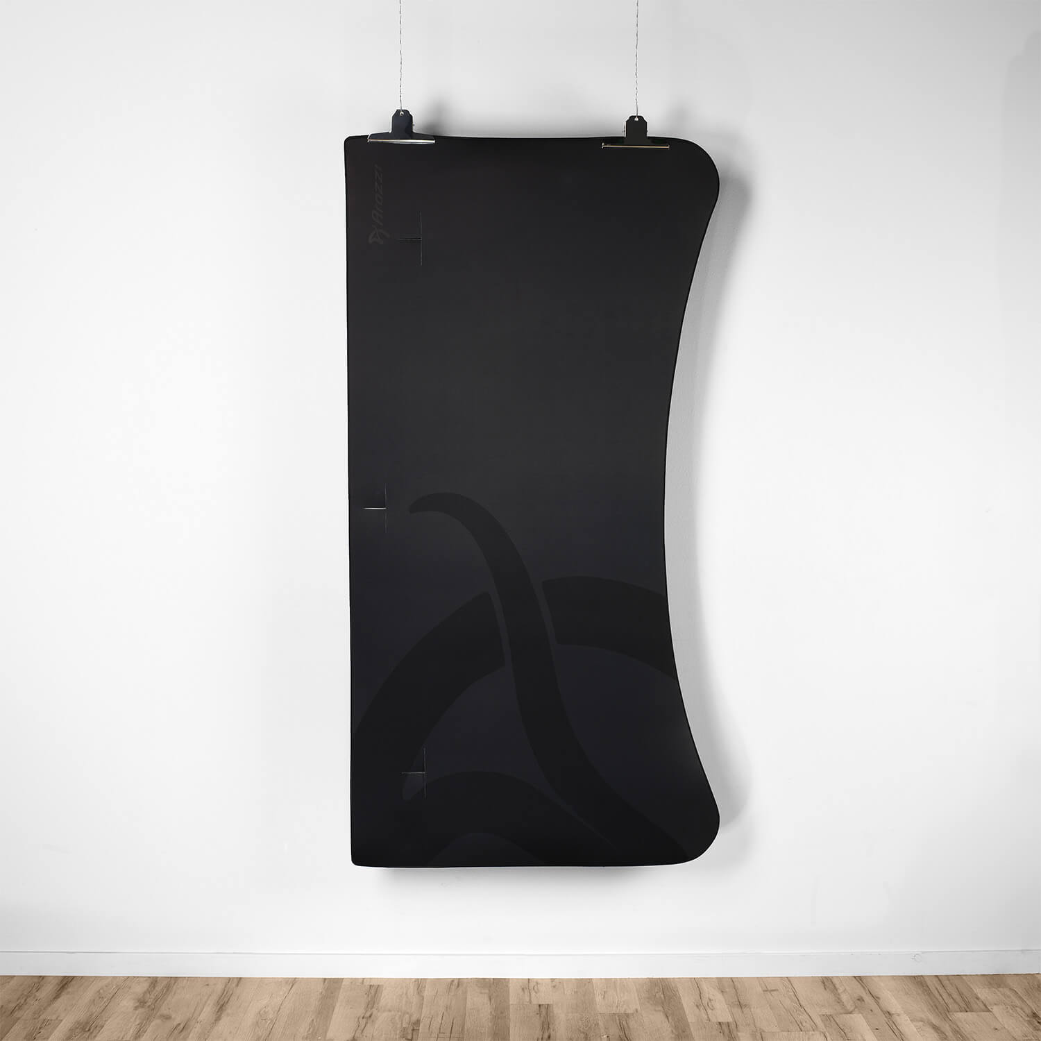 Een zwarte poster met logo en gebogen lijnen hangt aan een witte muur.