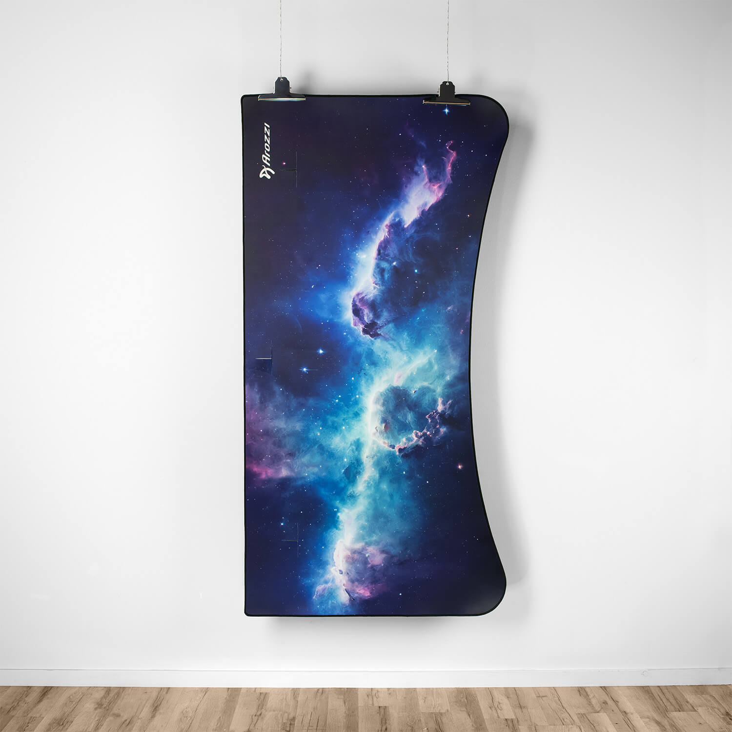 Arozzi logo op een donkerblauwe kosmische nevel achtergrond. Hangend aan witte muur.