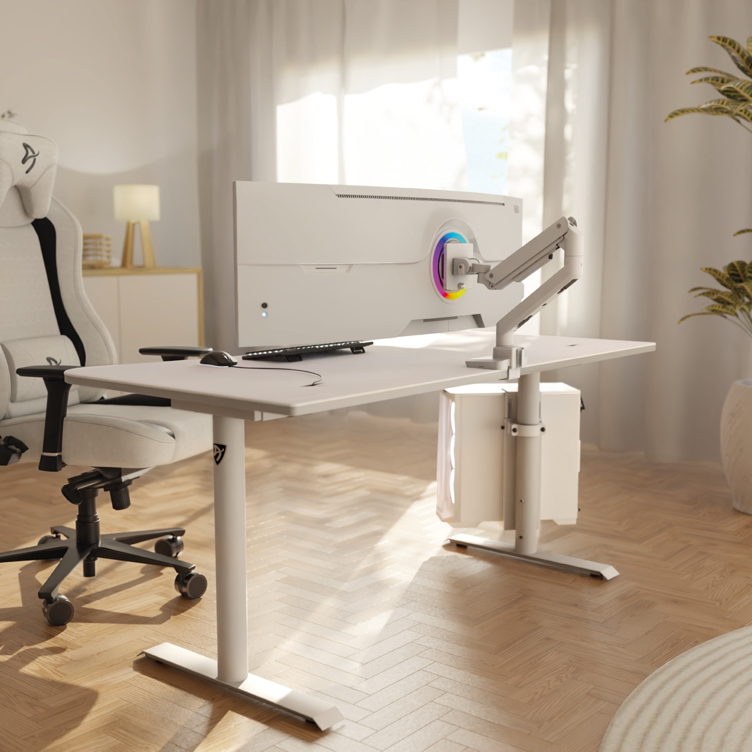 Een witte gaming bureauopstelling met monitor, stoel, toetsenbord, muis en pc.