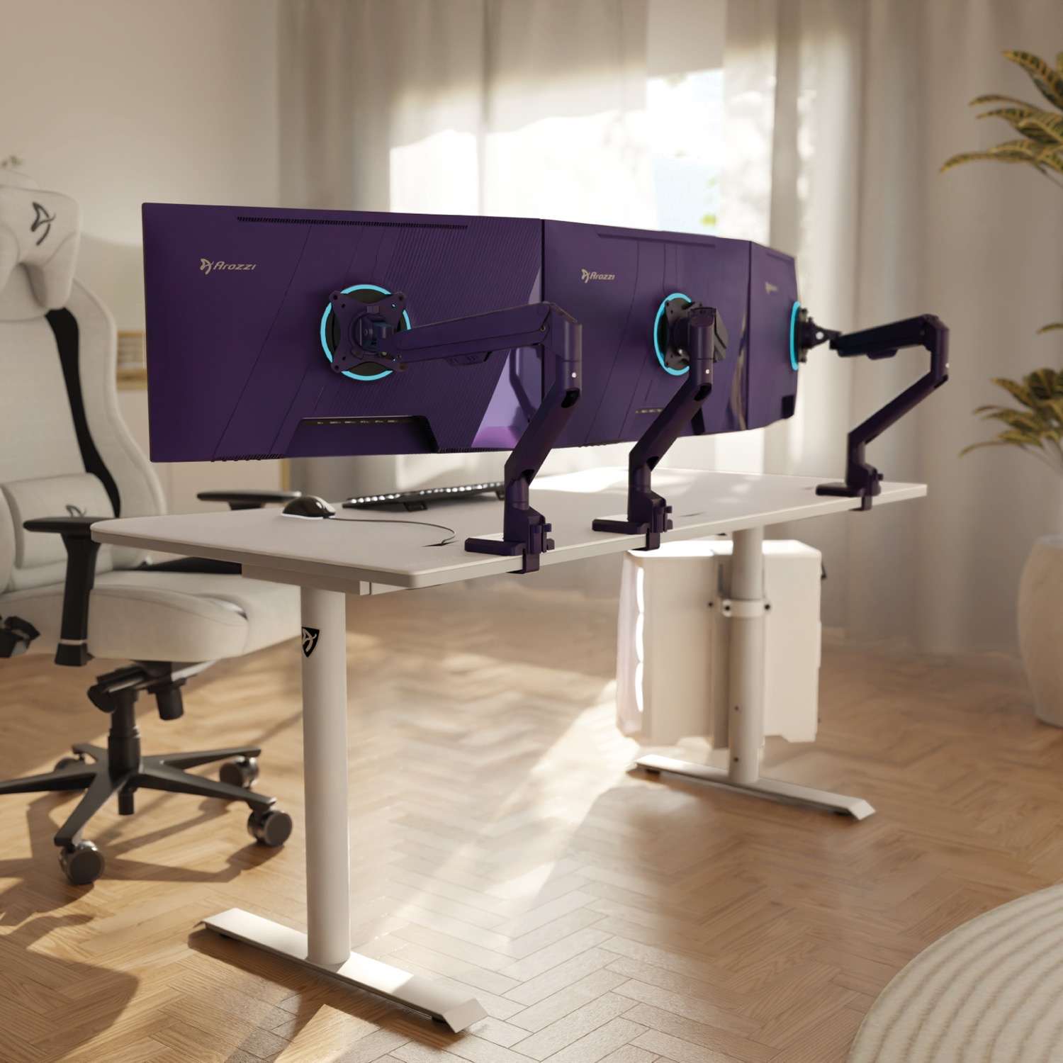 Een witte gamestoel naast een wit bureau met drie paarse monitoren en zwarte armen.