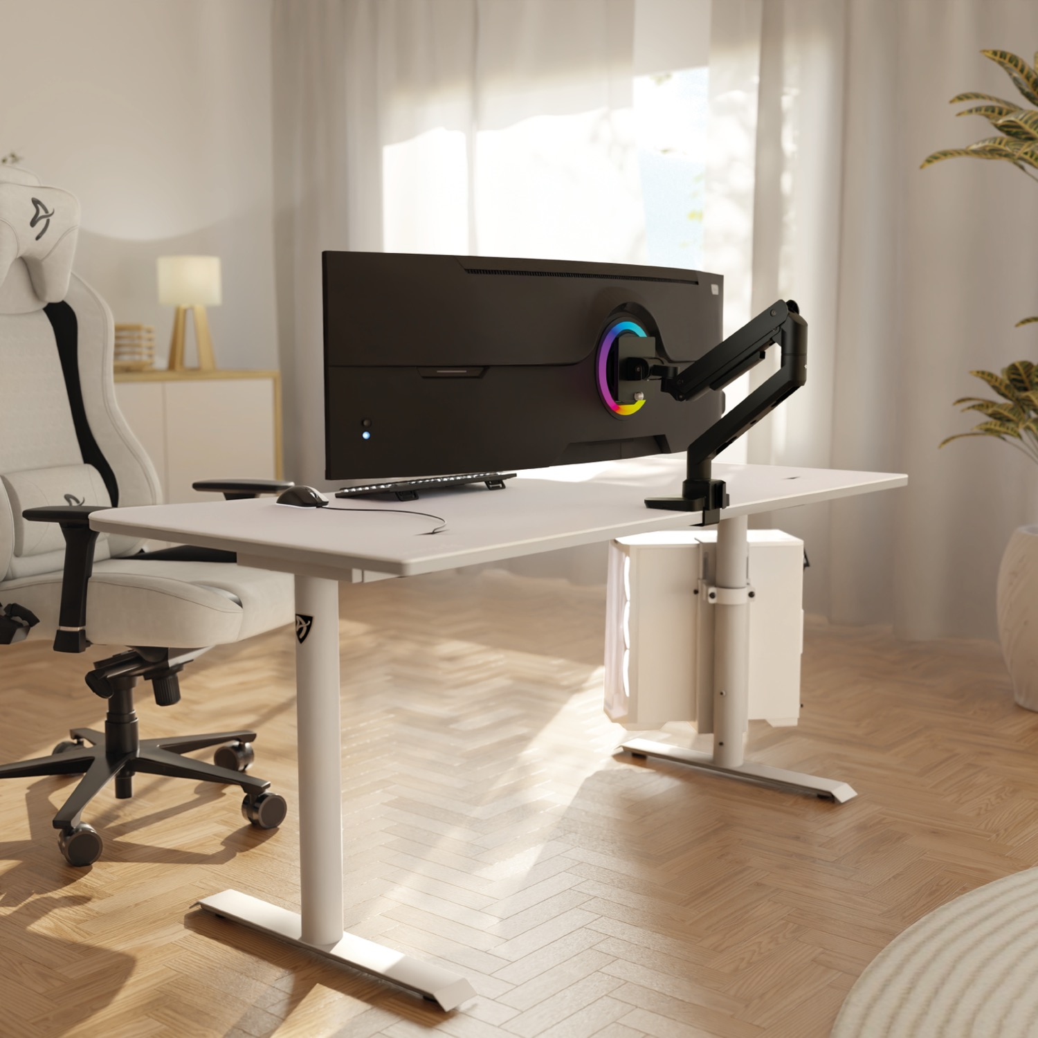 Een wit gamingbureau met monitor, stoel en pc. Zonlicht valt binnen.