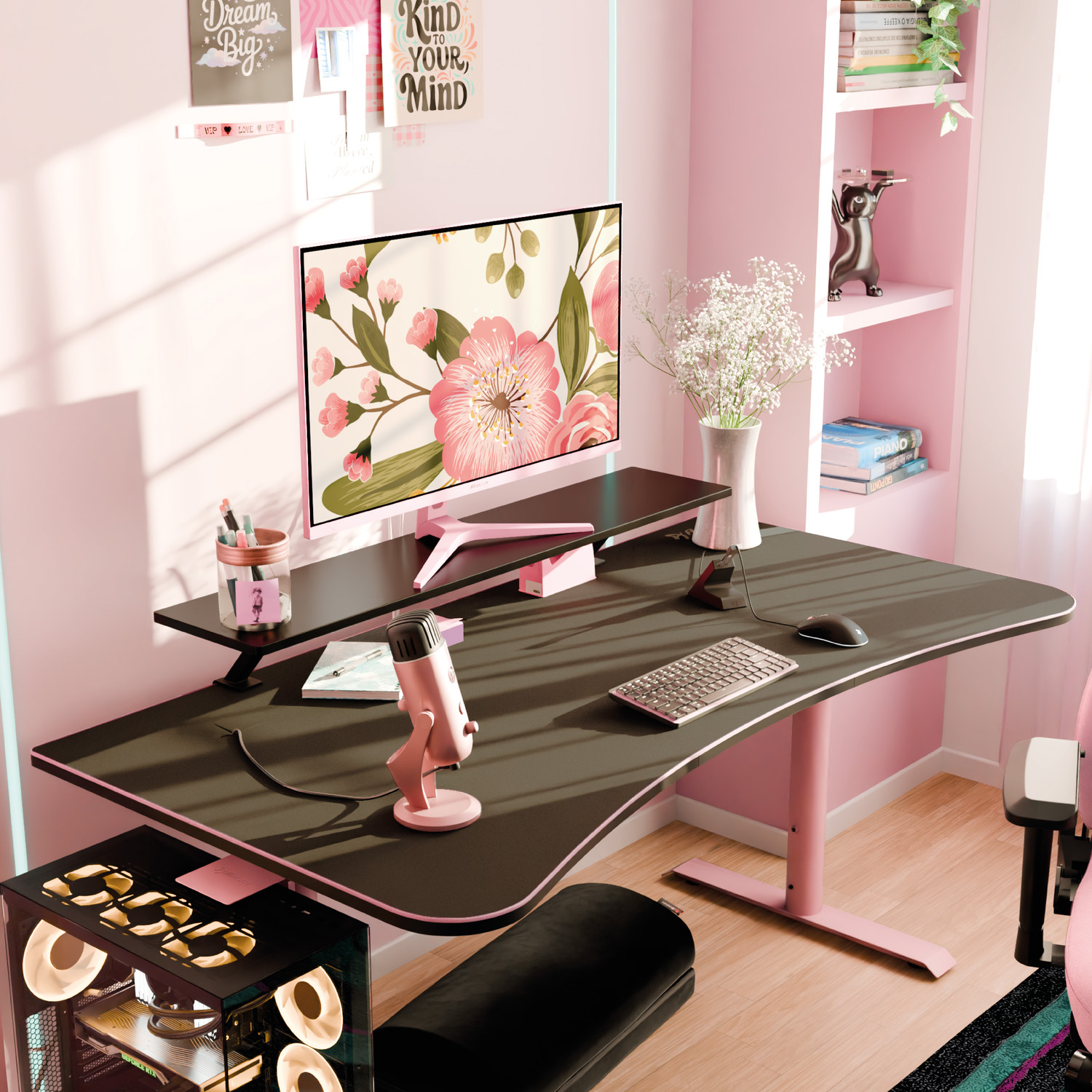 Ein rosa Gaming-Schreibtisch mit einem PC, Mikrofon, Tastatur und Monitor mit Blumenmotiv.