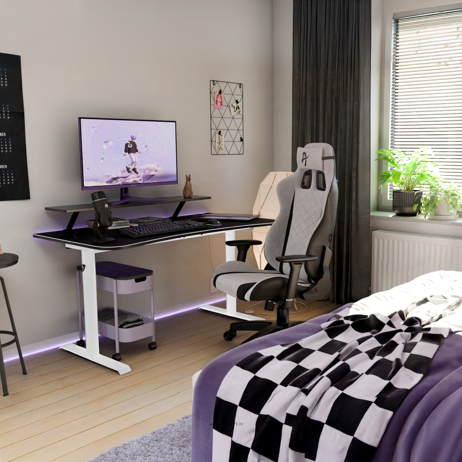 Una postazione da gaming con scrivania, sedia, monitor, tastiera e letto viola con coperta a scacchi.