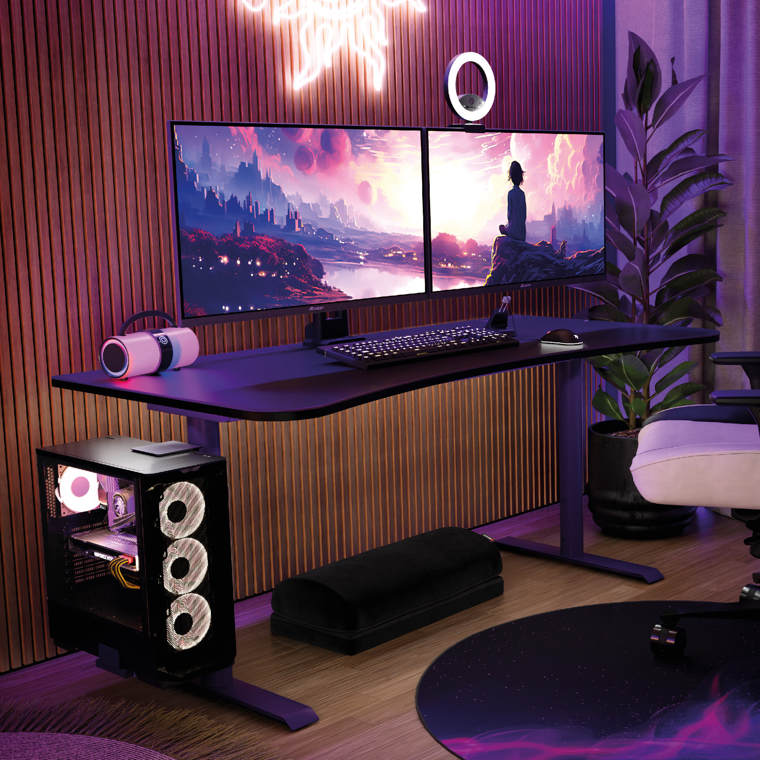 Een bureau met twee monitoren, een pc, een stoel en een lamp.
