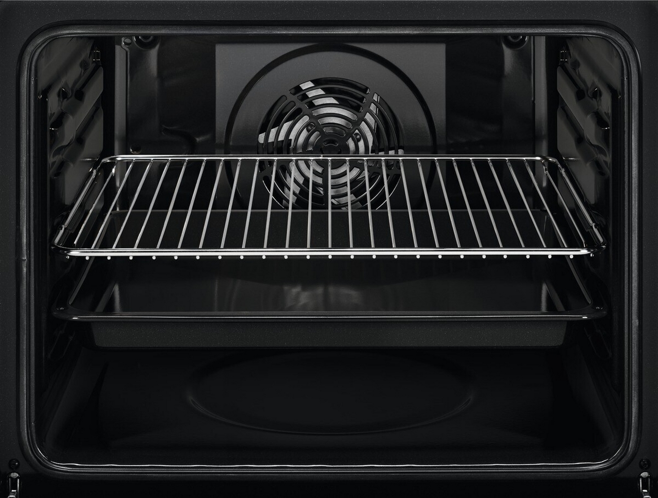 Interno di un forno vuoto con griglia e leccarda davanti a una ventola.