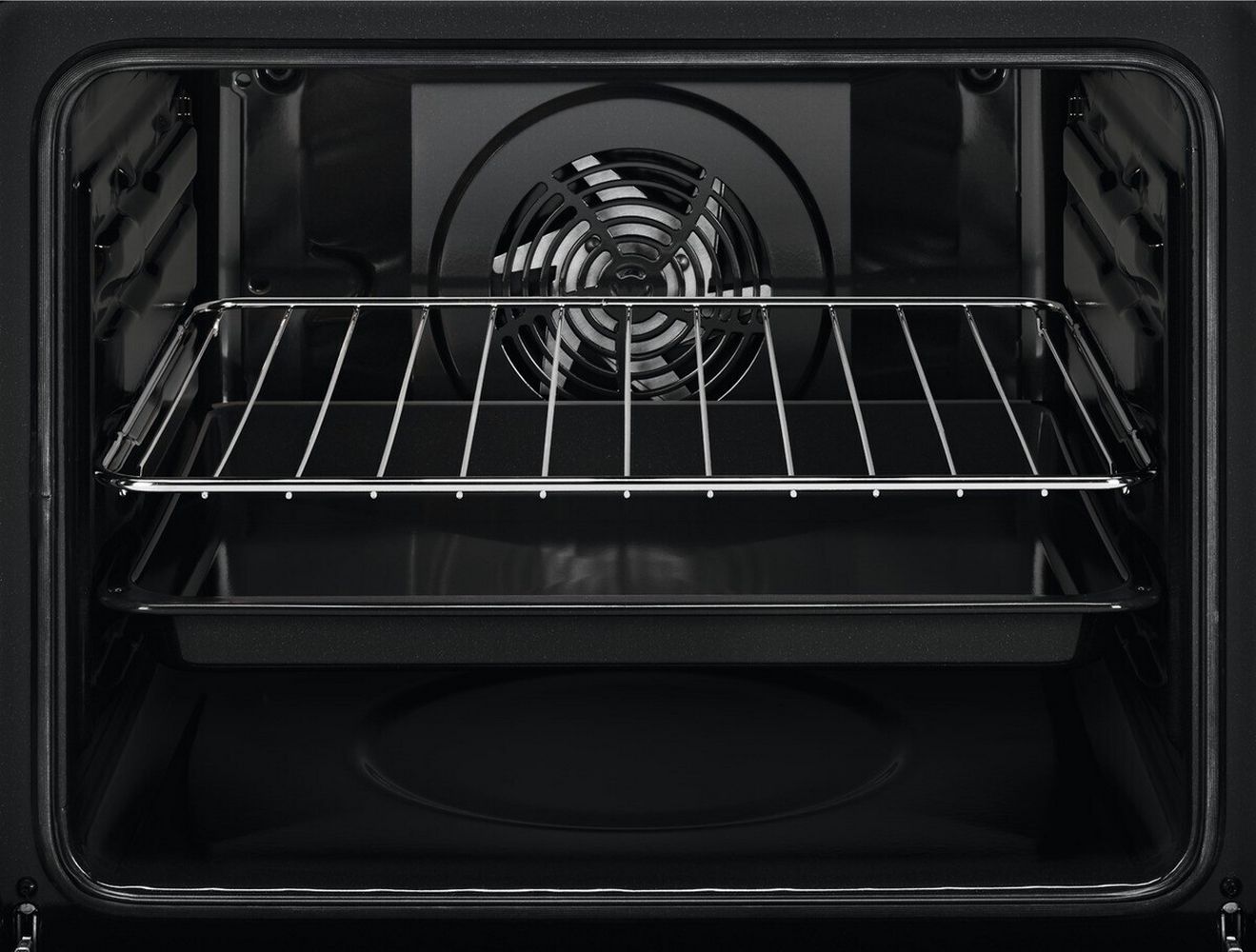 Vista interna di un forno pulito con ventola, griglia e teglia.