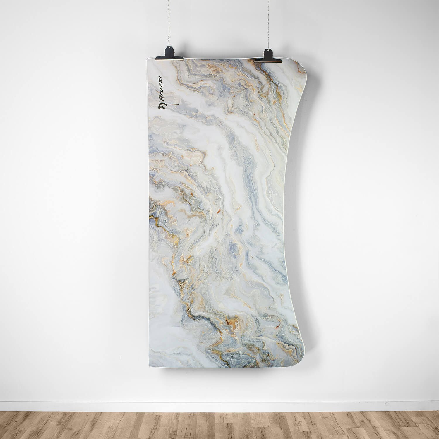 Un poster appeso a una parete bianca con motivi marmorizzati grigio-bianco e oro.
