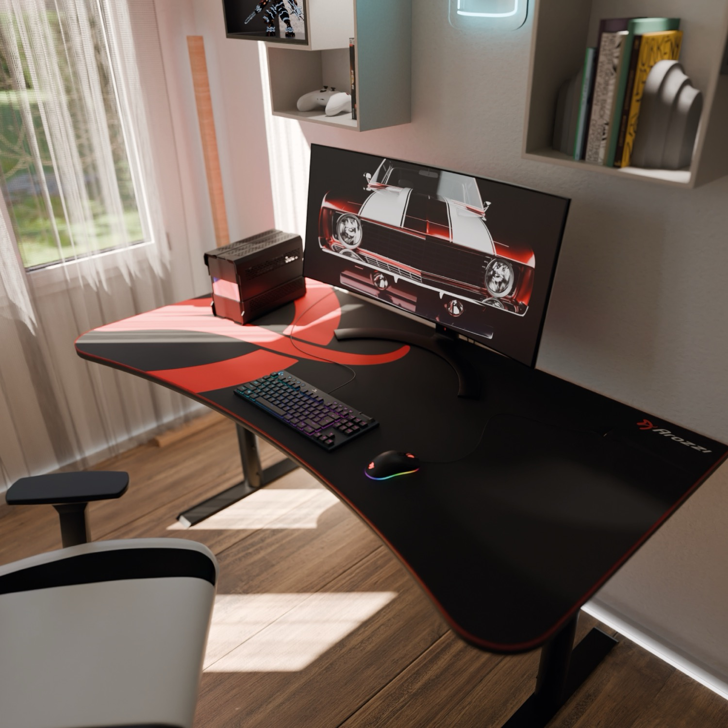 Ein Schreibtisch mit einem Monitor, der ein rotes Auto zeigt, Tastatur, Maus und Stuhl.