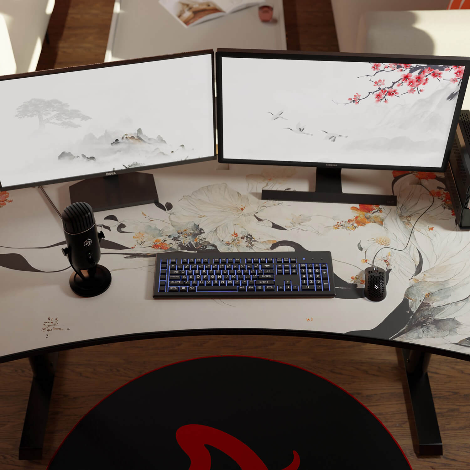 Una scrivania con due monitor, tastiera, mouse e microfono.