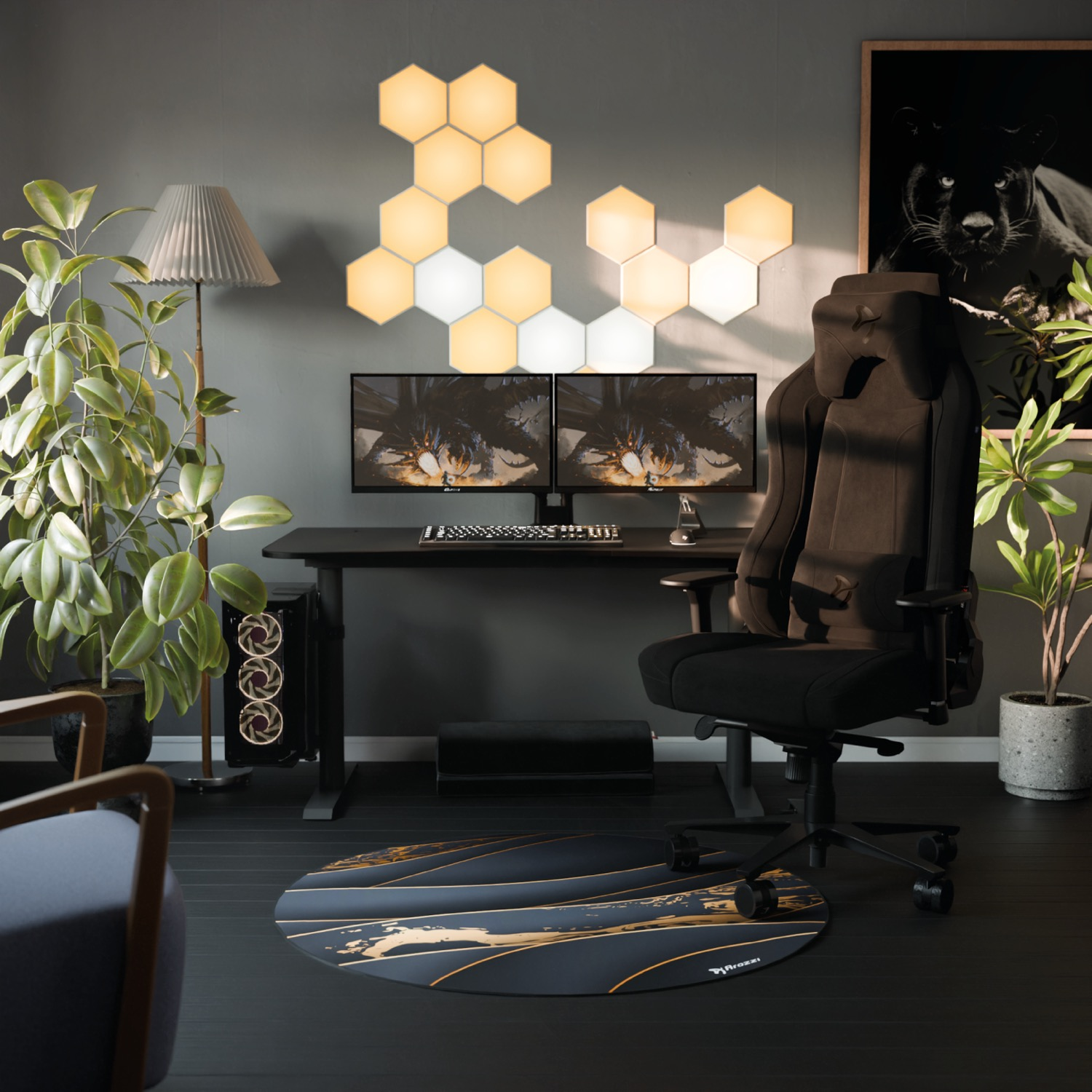 Een gaming setup met dubbele monitoren, zwarte stoel, planten en panter poster.