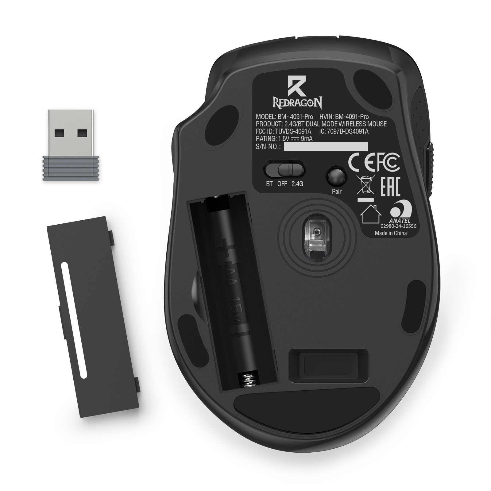 USB dongle'lı ve pil bölmeli siyah kablosuz farenin alt kısmı.