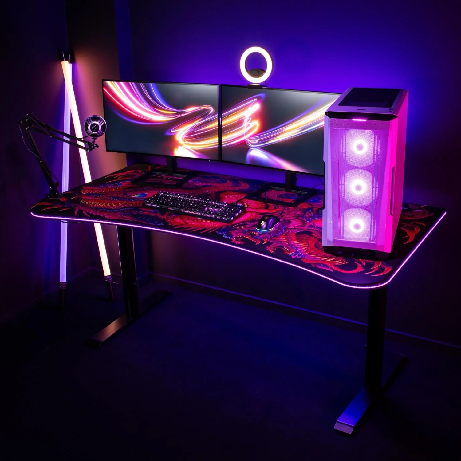 Gaming bureau met dubbele monitoren, RGB PC, toetsenbord, muis en draken design.