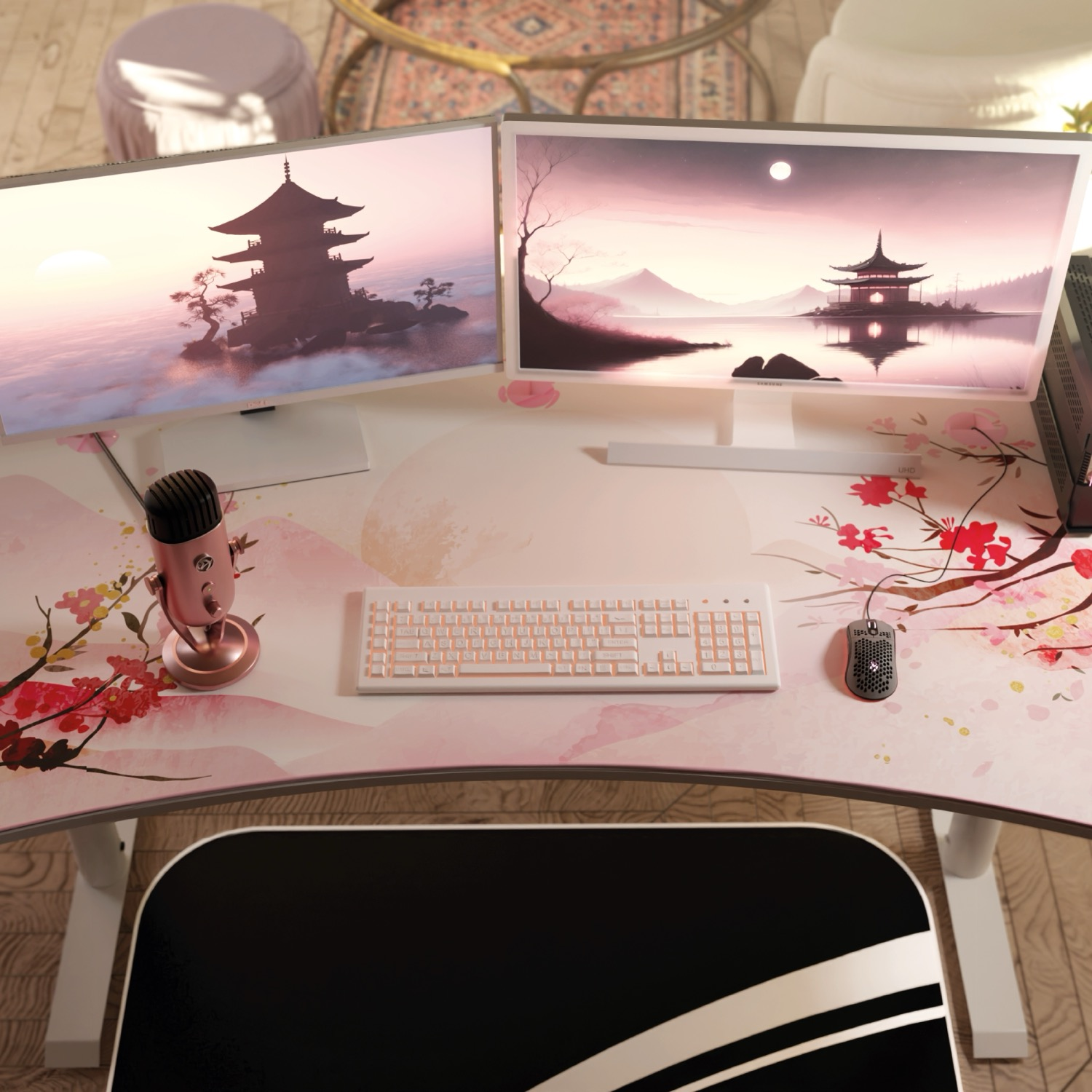 Postazione da scrivania con doppio monitor, tastiera, mouse e microfono con arte a tema giapponese.