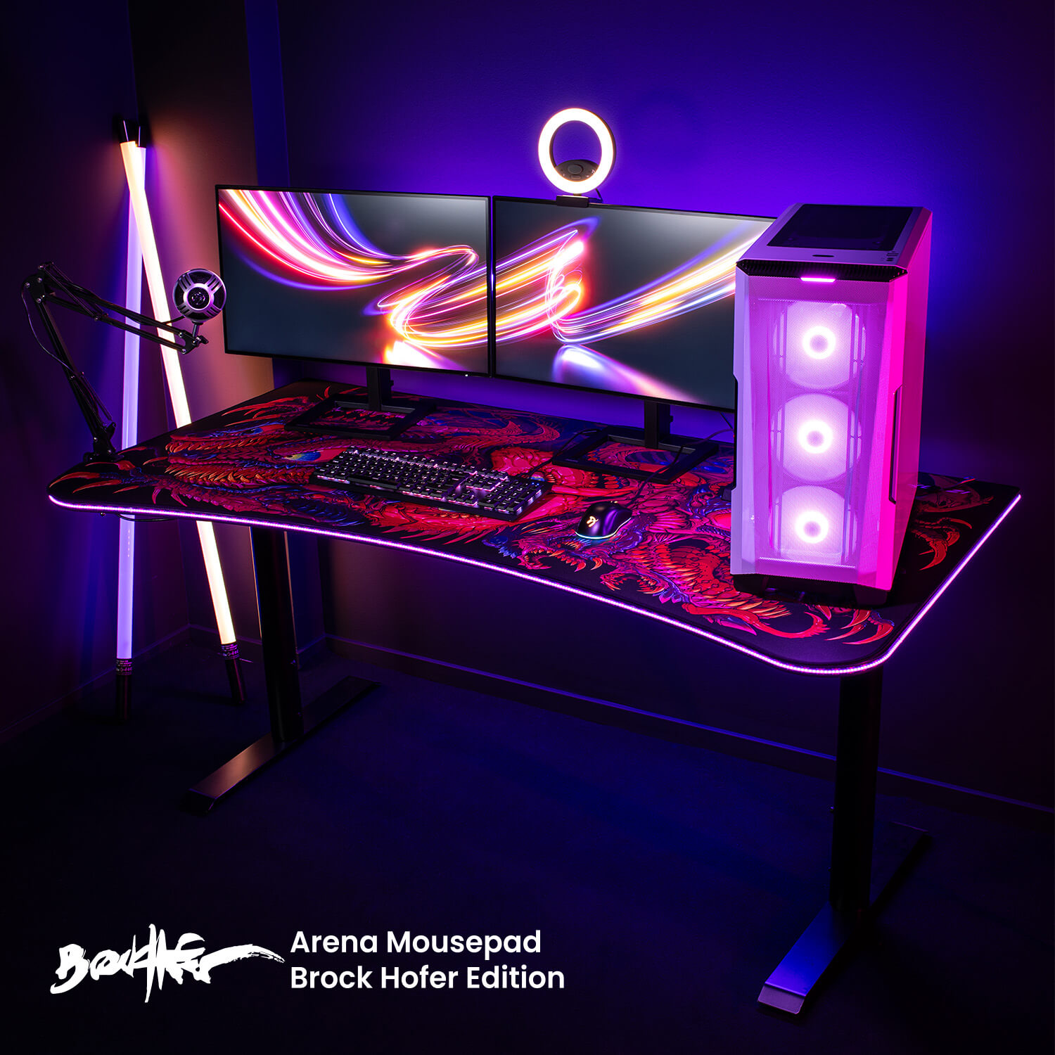 Scrivania da gaming con doppio monitor, tastiera, mouse e PC RGB. Tappetino drago.