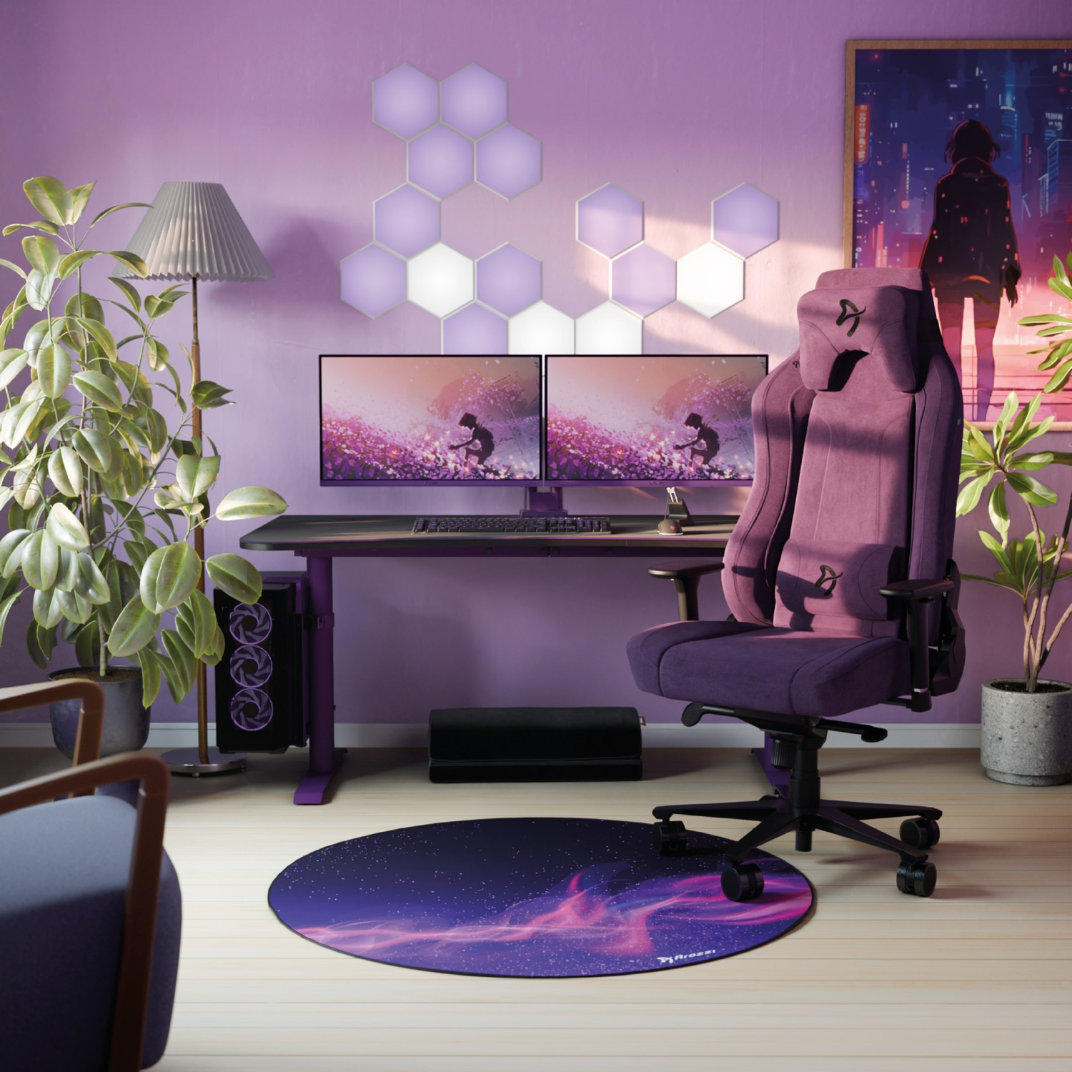 Een paarse gaming setup met dubbele monitor, stoel, bureau, pc, vloerkleed en planten.