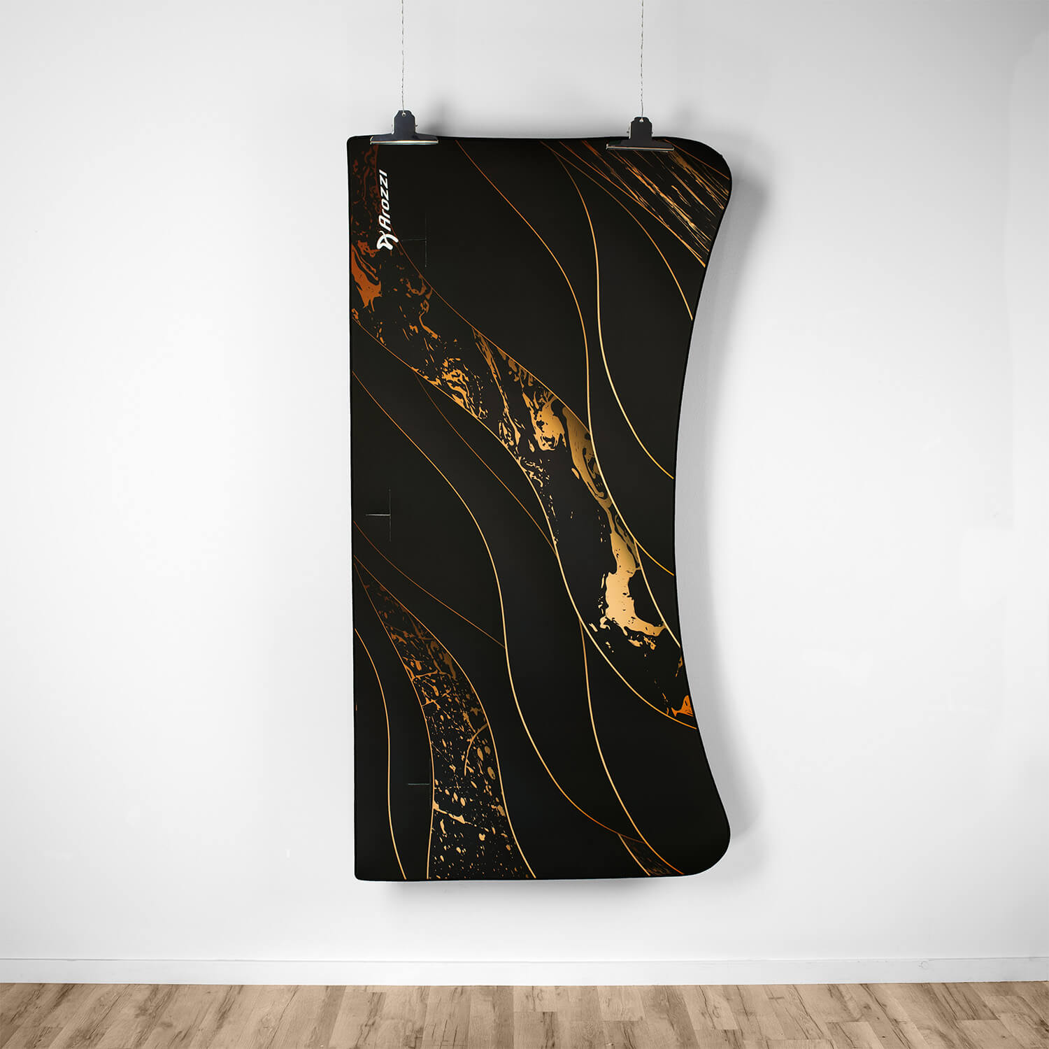 Zwarte achtergrond met gouden marmer- en lijnpatronen, hangend aan een muur.