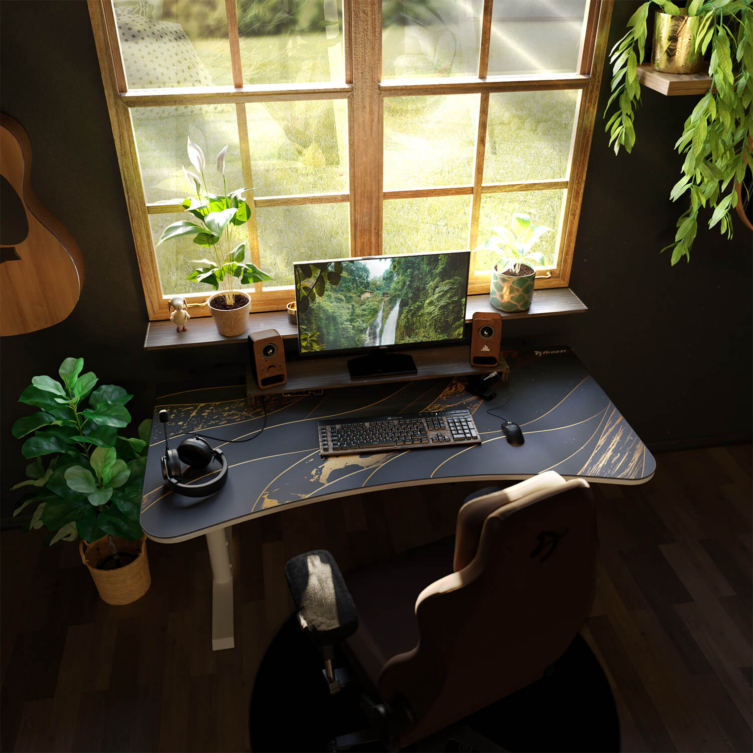 Een bureau met computer, toetsenbord, muis en koptelefoon, bij een raam met planten.