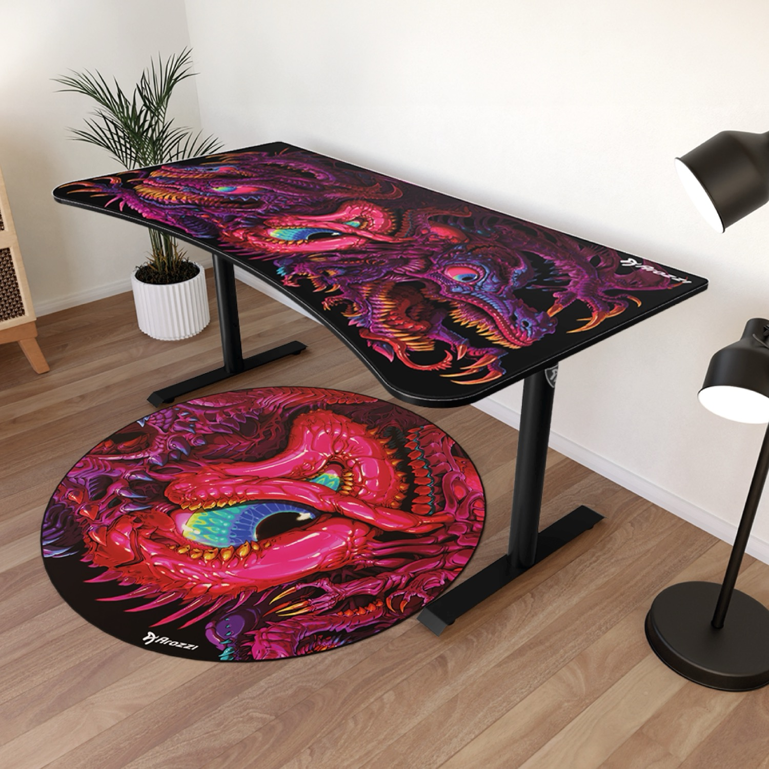 Een bureau met drakenontwerp en een ronde mat, beide met levendige kleuren.