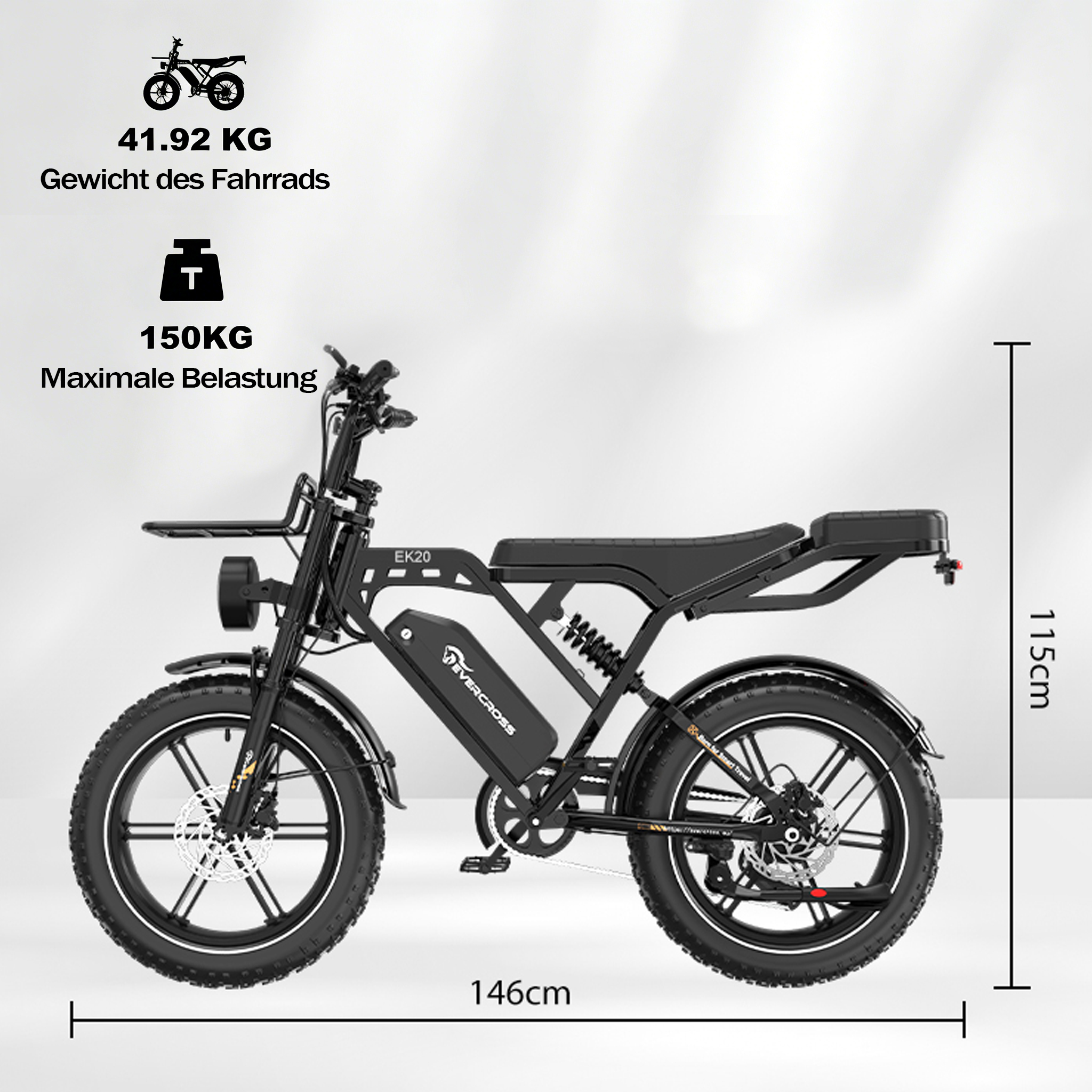 Schwarzes E-Bike mit breiten Reifen, Federung und Gepäckträger. Maße: 146cm L x 115cm H.