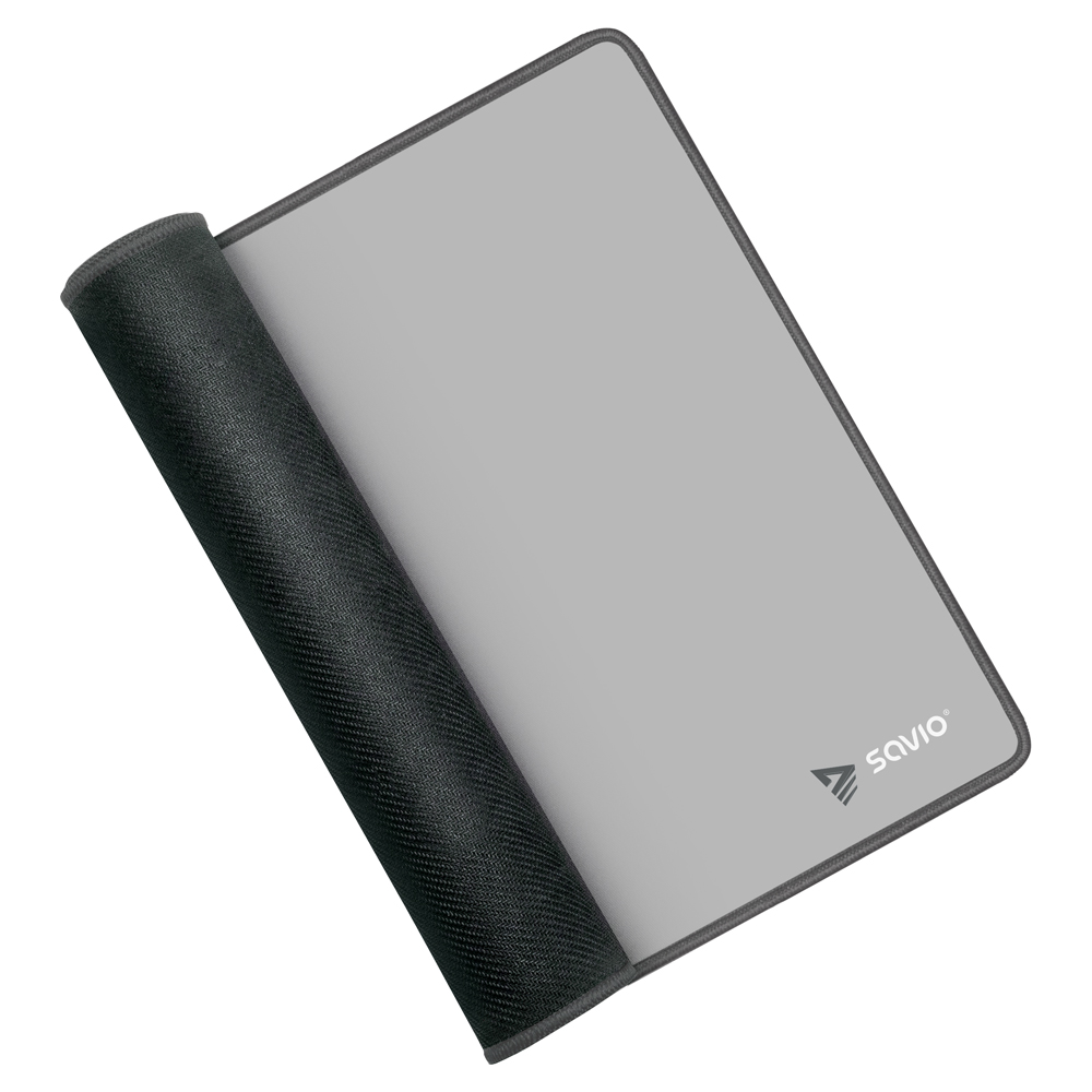 Szara podkładka pod mysz z zwiniętym czarnym brzegiem i logo Savio.