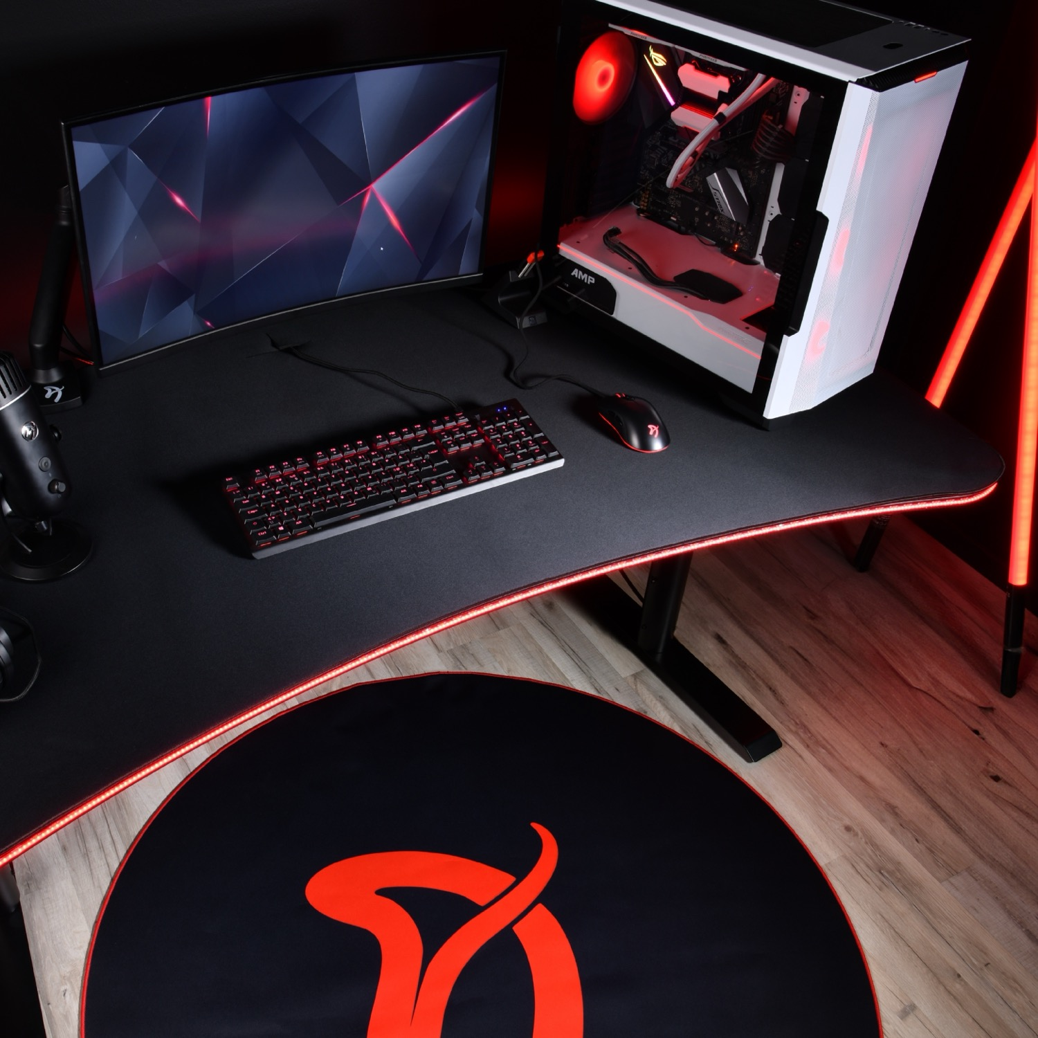 Una postazione da gaming con PC bianco, tastiera, mouse, monitor e illuminazione rossa.