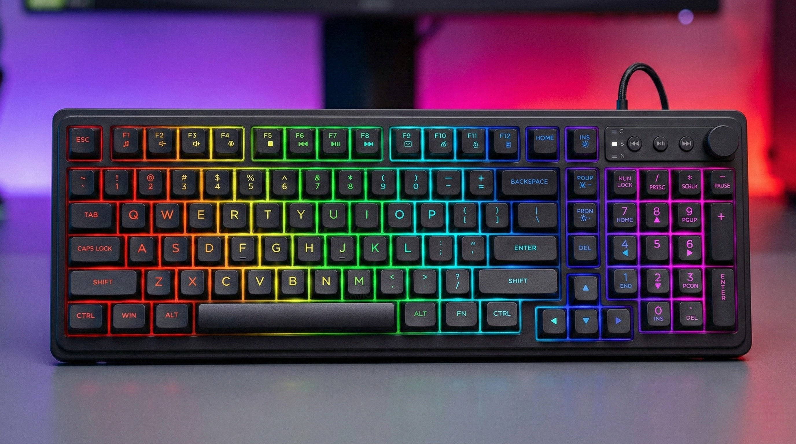 Czarna klawiatura z kolorowym podświetleniem RGB, leżąca na stole.