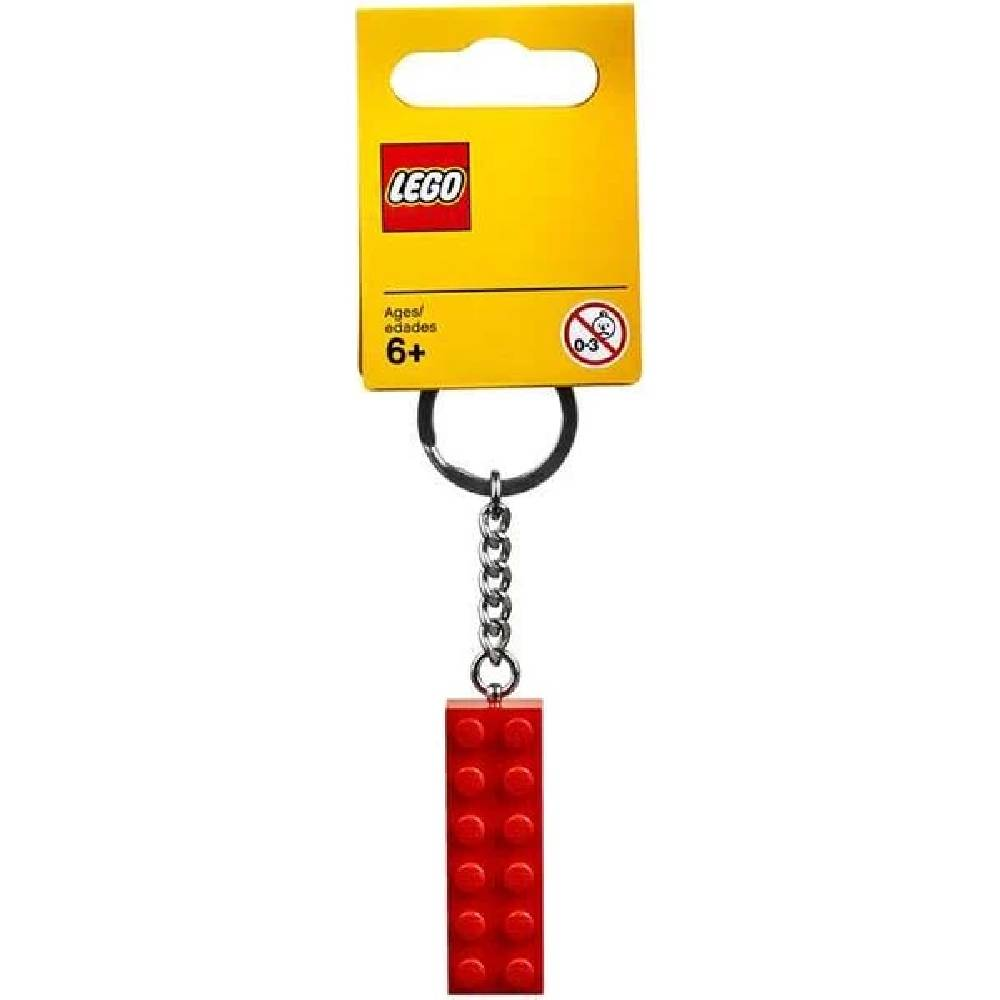 Zincire takılı kırmızı Lego tuğla anahtarlık, Lego logosu ve 6+ yaş ibaresi.