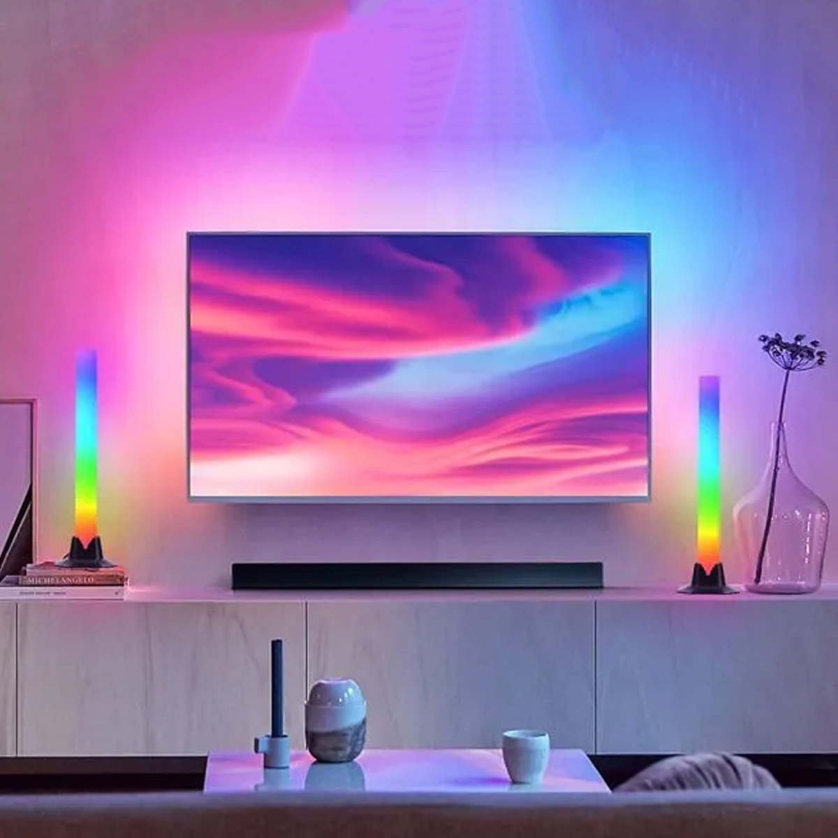 Ein Fernseher mit farbiger Hintergrundbeleuchtung, flankiert von zwei vertikalen RGB-Lichtern.