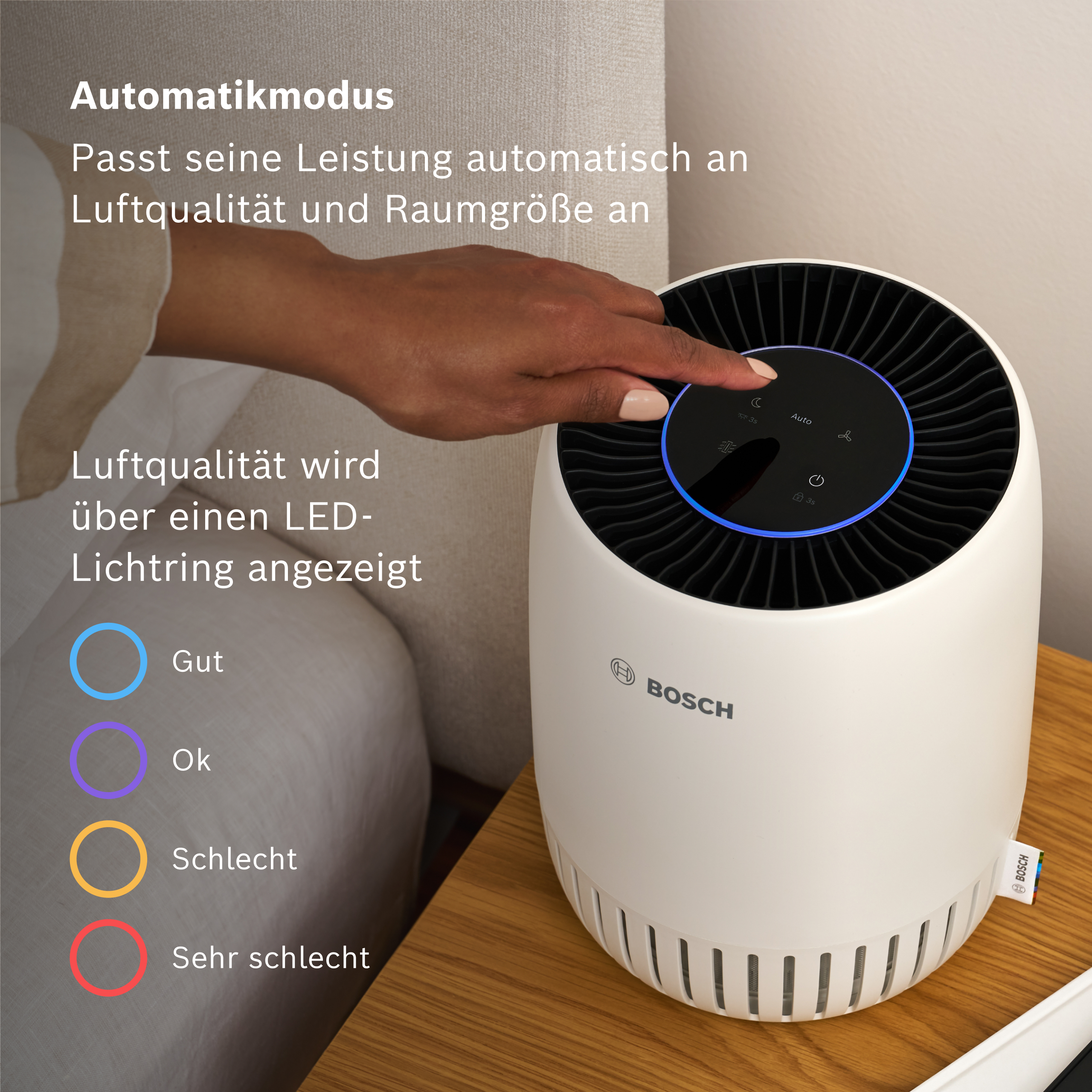 Un purificatore d'aria bianco con logo Bosch e indicatori LED di qualità dell'aria.