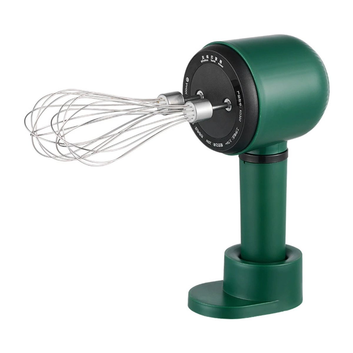 Ein grüner kabelloser Handmixer mit silbernen Quirlen steht auf einem grünen Sockel.