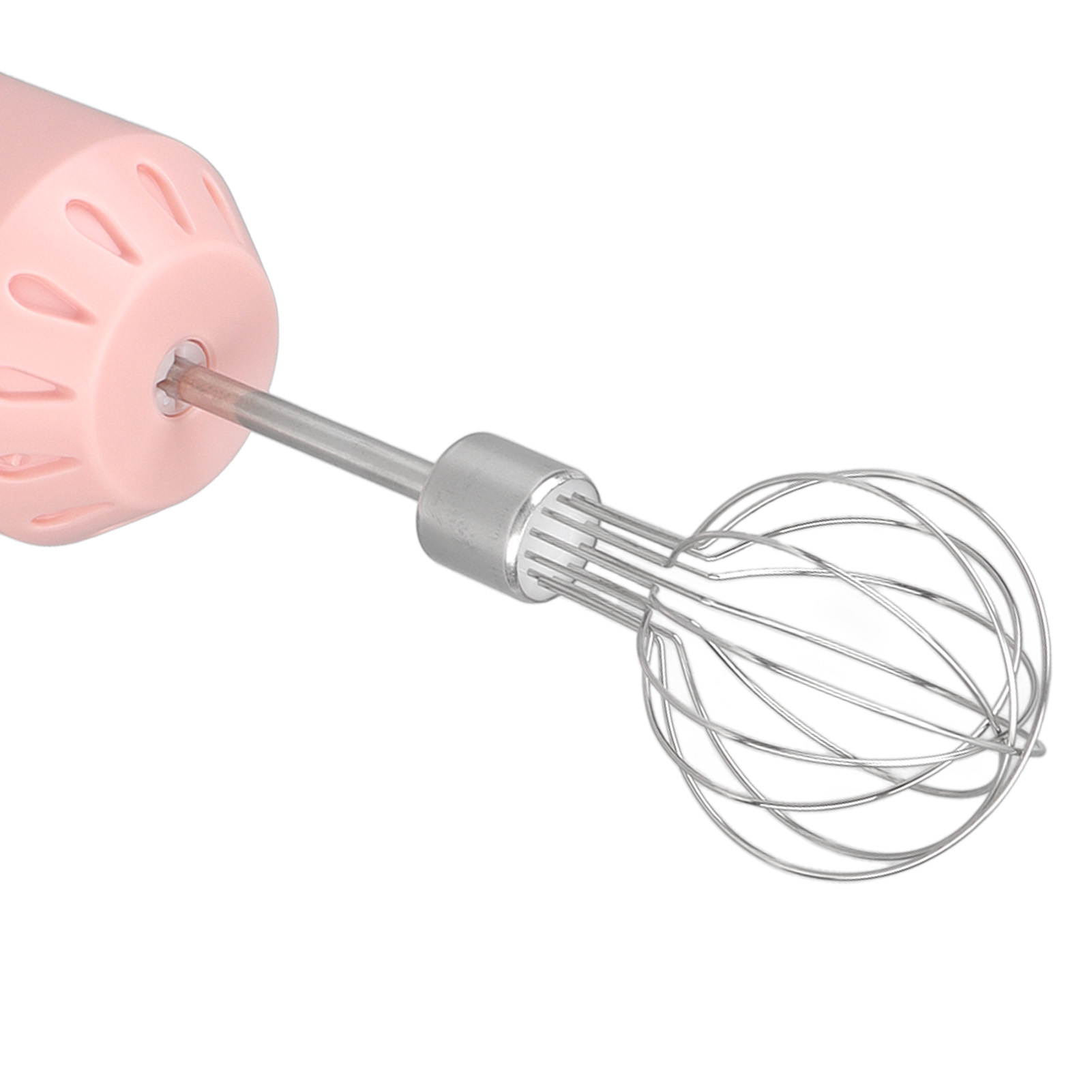 Ein rosa Handmixer mit einem silbernen Schneebesenaufsatz auf weißem Hintergrund.