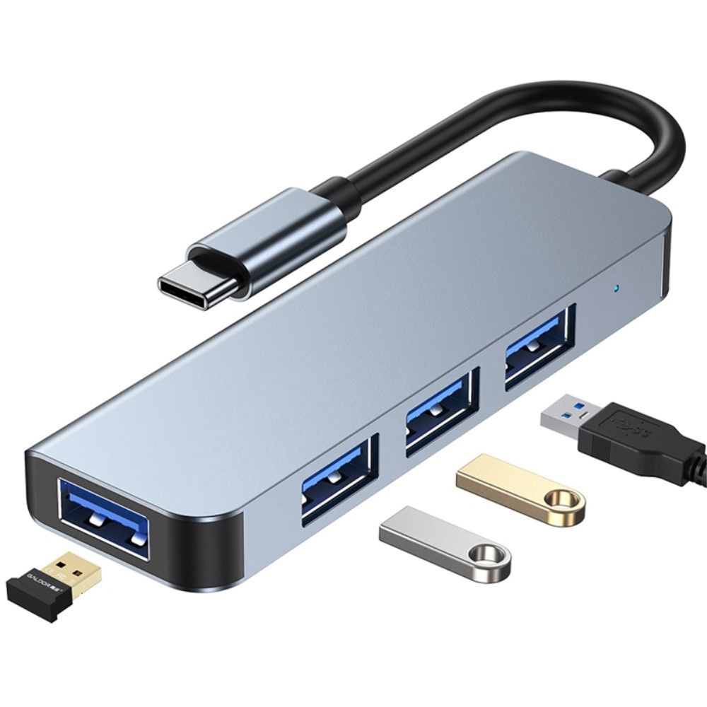 Silberne USB-C-Dockingstation mit drei USB-A-Anschlüssen, einem USB-A-Kabel und zwei kleinen USB-Sticks.