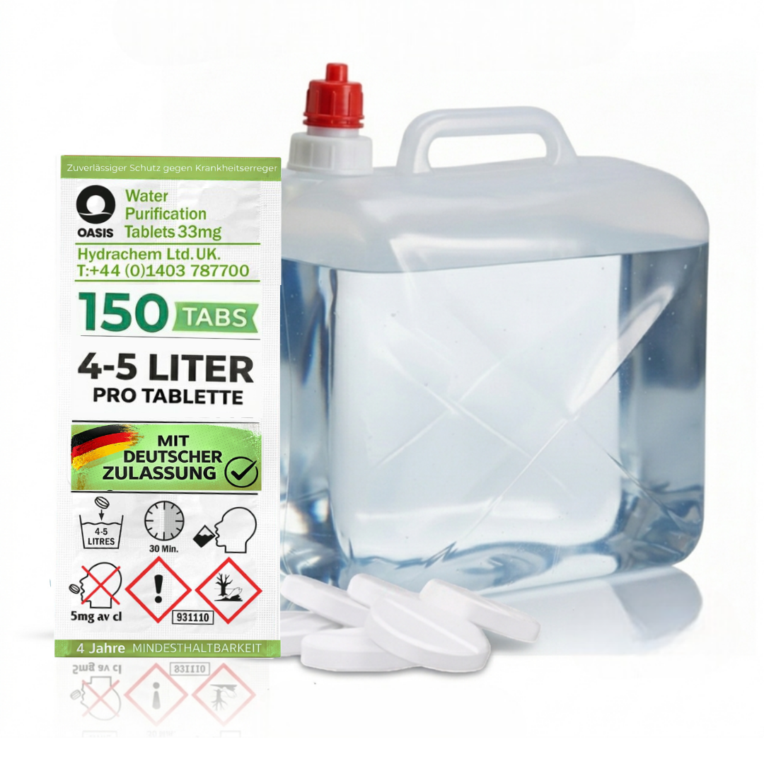 Wasserreinigungstablettenpackung neben einem gefüllten Wasserkanister und Tabletten.