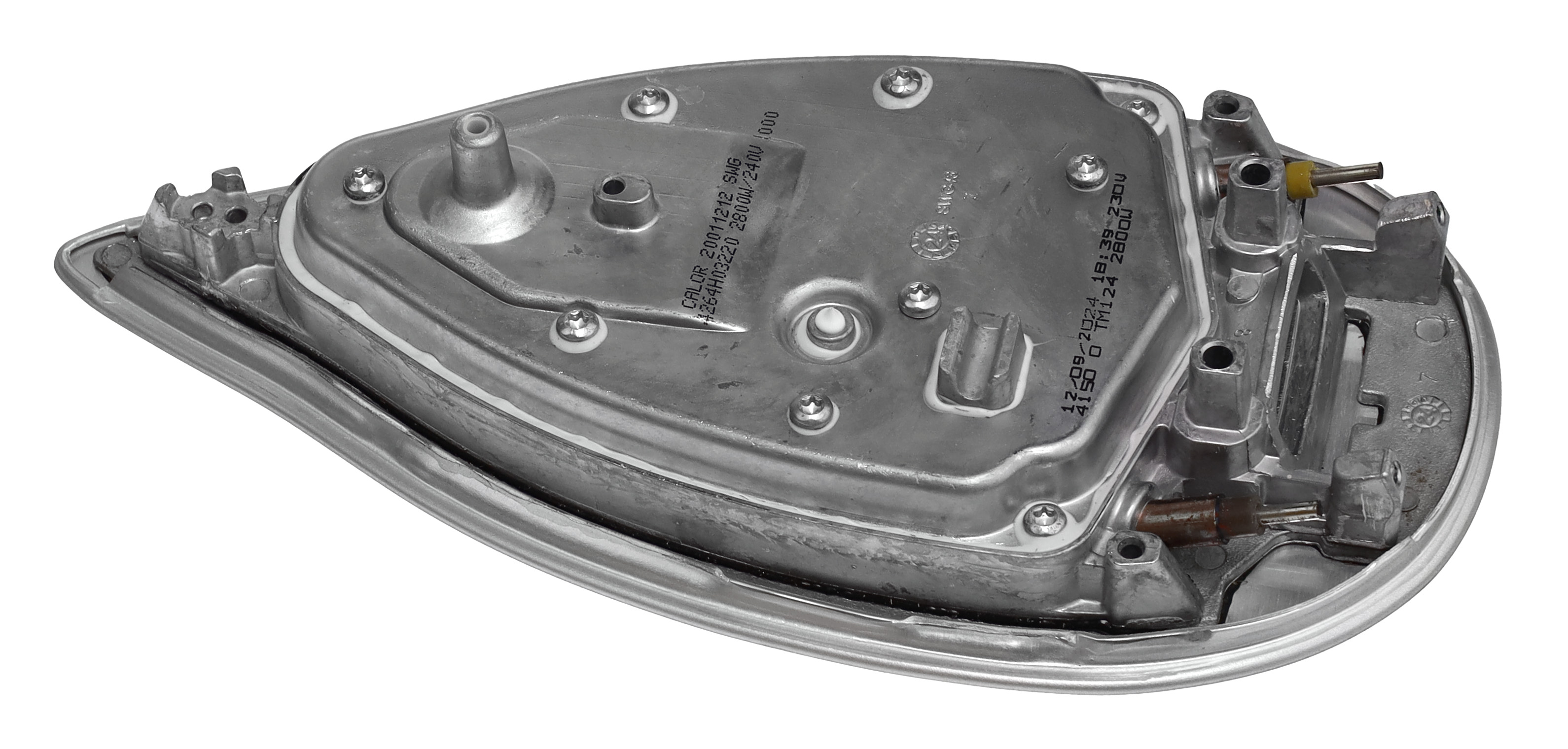 Die Unterseite eines Bügeleisen-Heizelements aus Metall mit Schrauben und Markierungen.