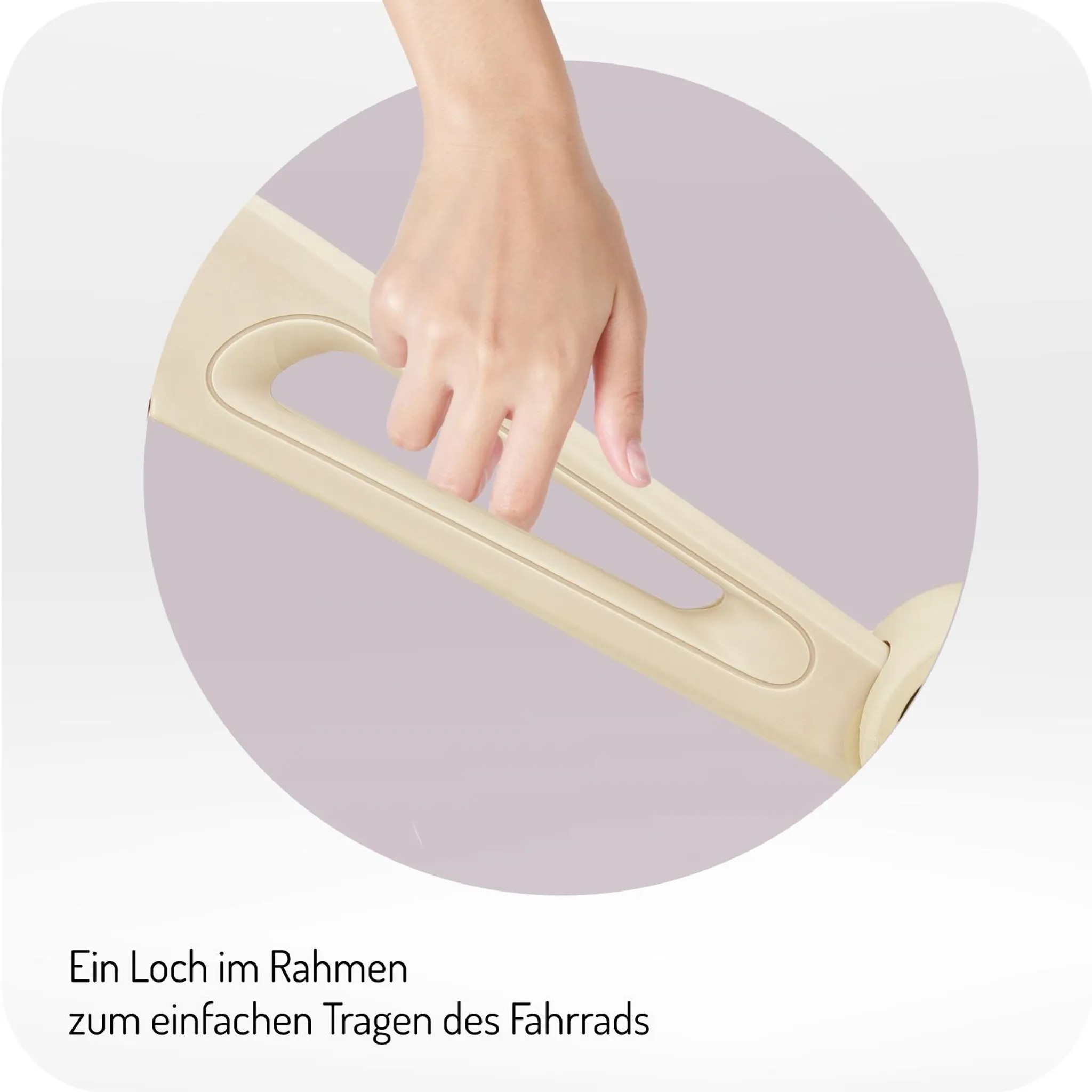 Eine Hand hält einen hellbeigen Fahrradrahmen an einer Griffmulde.