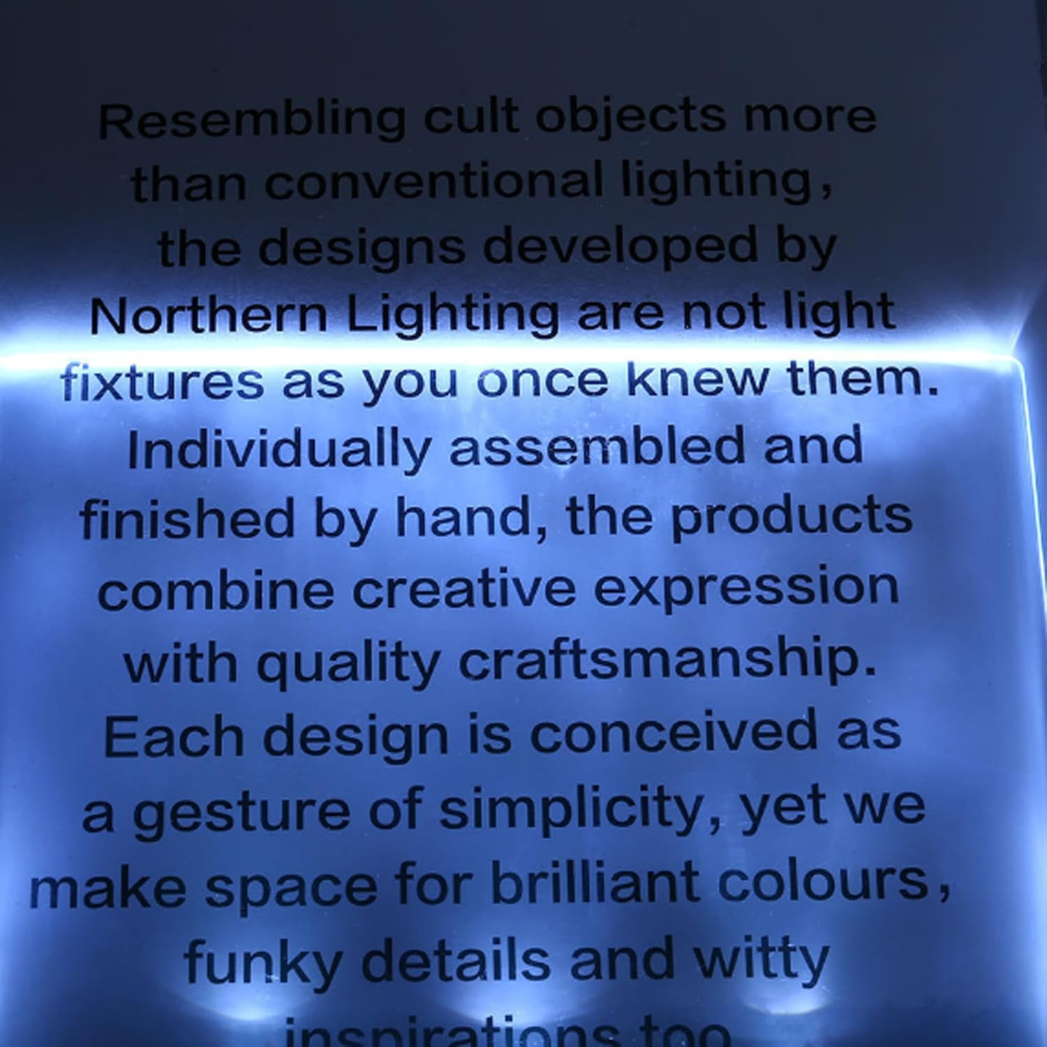 Text über ungewöhnliche Leuchten, handgefertigt mit kreativem Ausdruck.