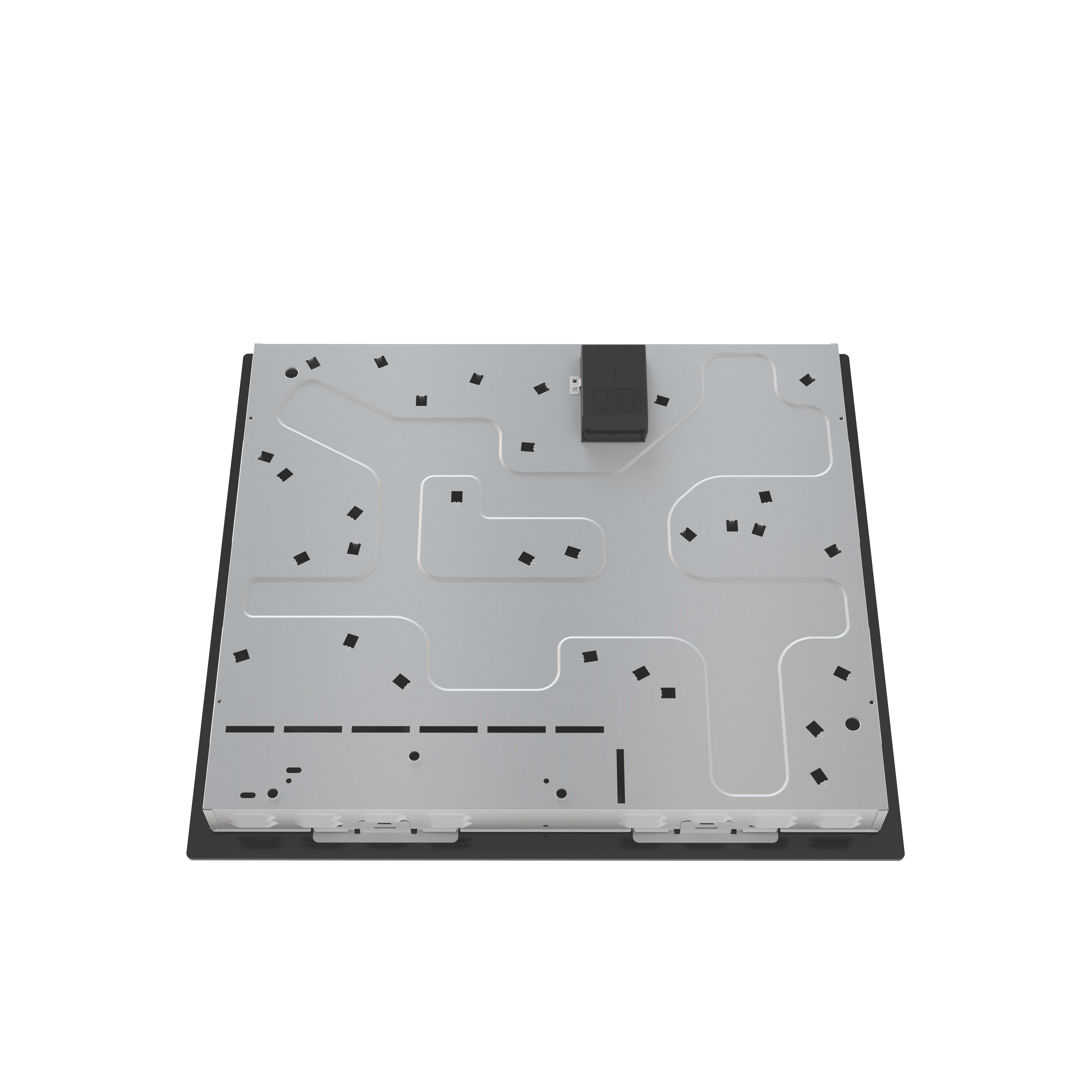 Unterseite eines Kochfelds mit silbernem Metall und schwarzem Anschlusskasten.