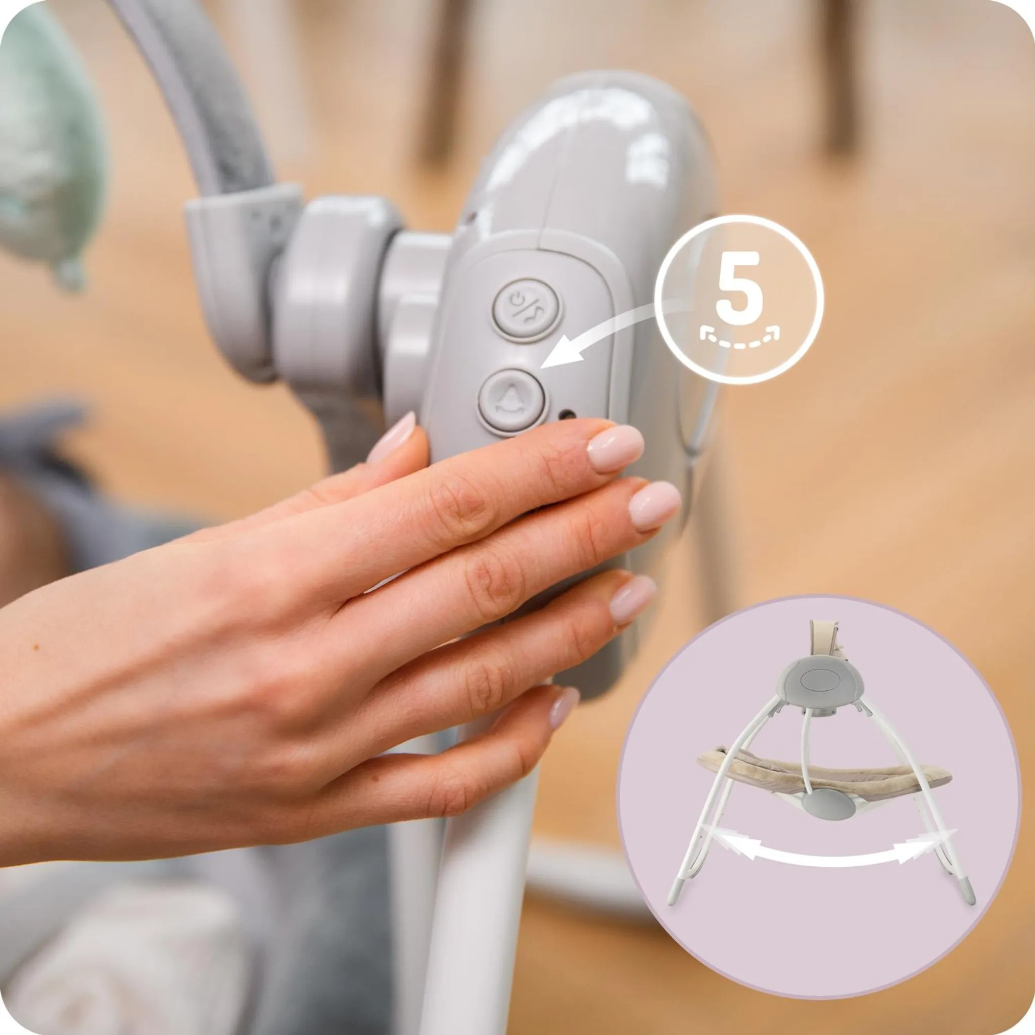 Eine Hand drückt einen Knopf an einer Babywippe mit einem Timer-Symbol.