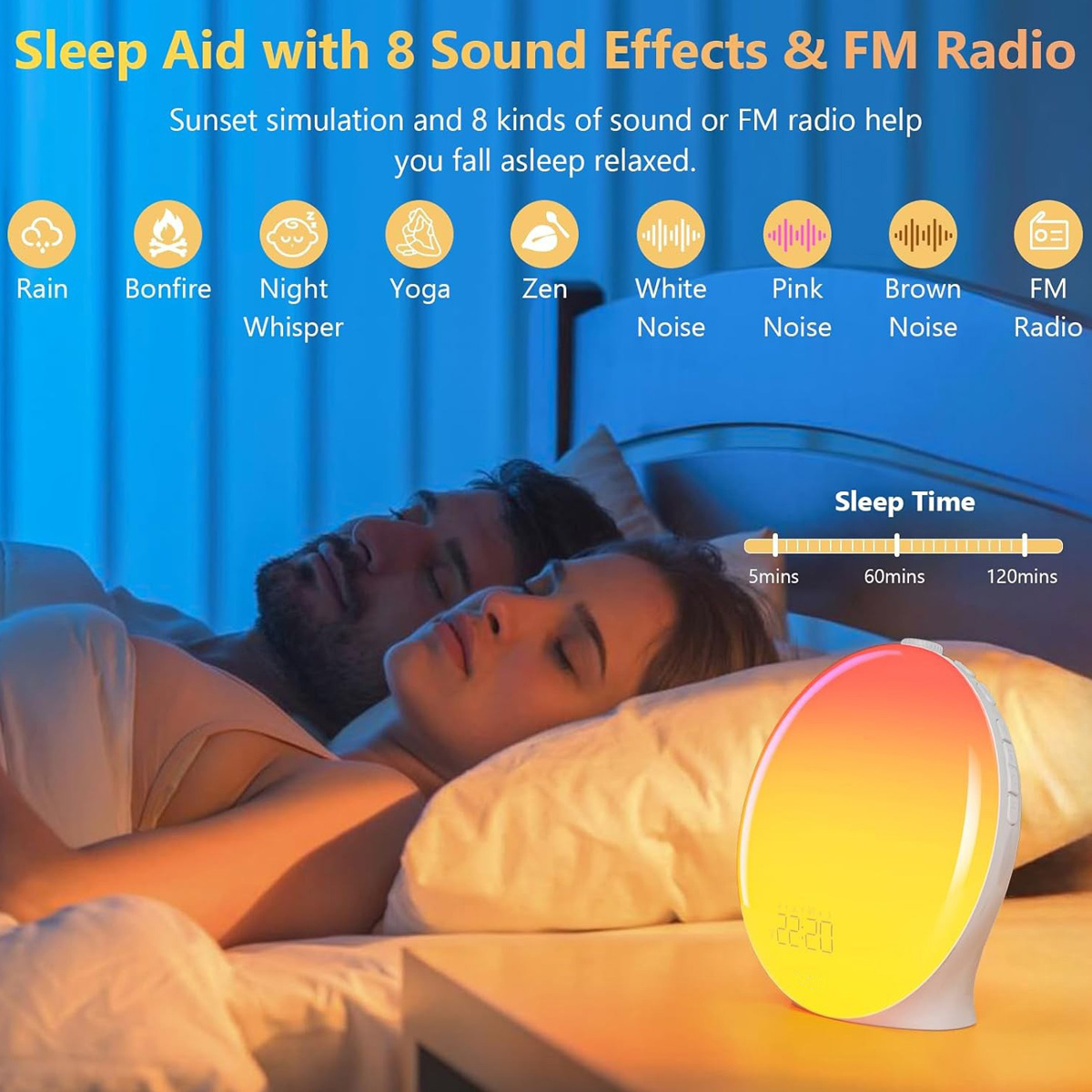 Paar schläft im Bett mit einem Sonnenaufgangswecker, der 22:20 anzeigt.