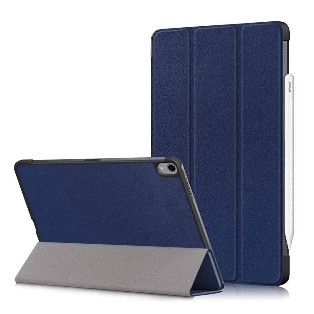 Une tablette bleue avec étui et stylet, sur fond blanc.