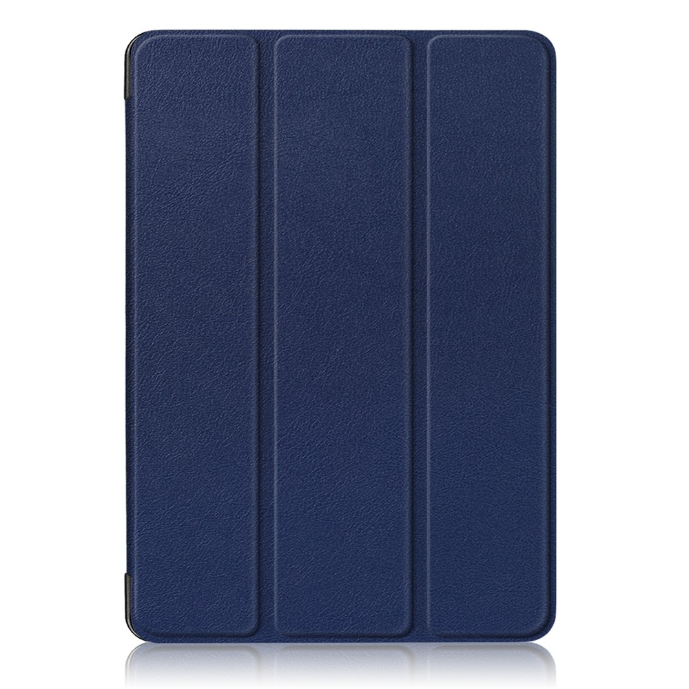 Étui bleu foncé avec trois plis verticaux, isolé sur blanc.