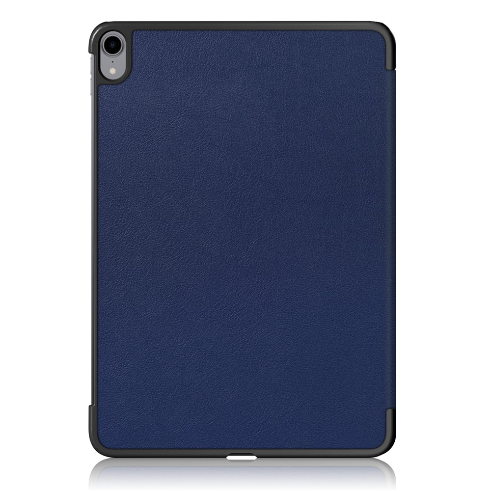 Étui tablette bleu foncé avec bordure noire et découpe caméra.