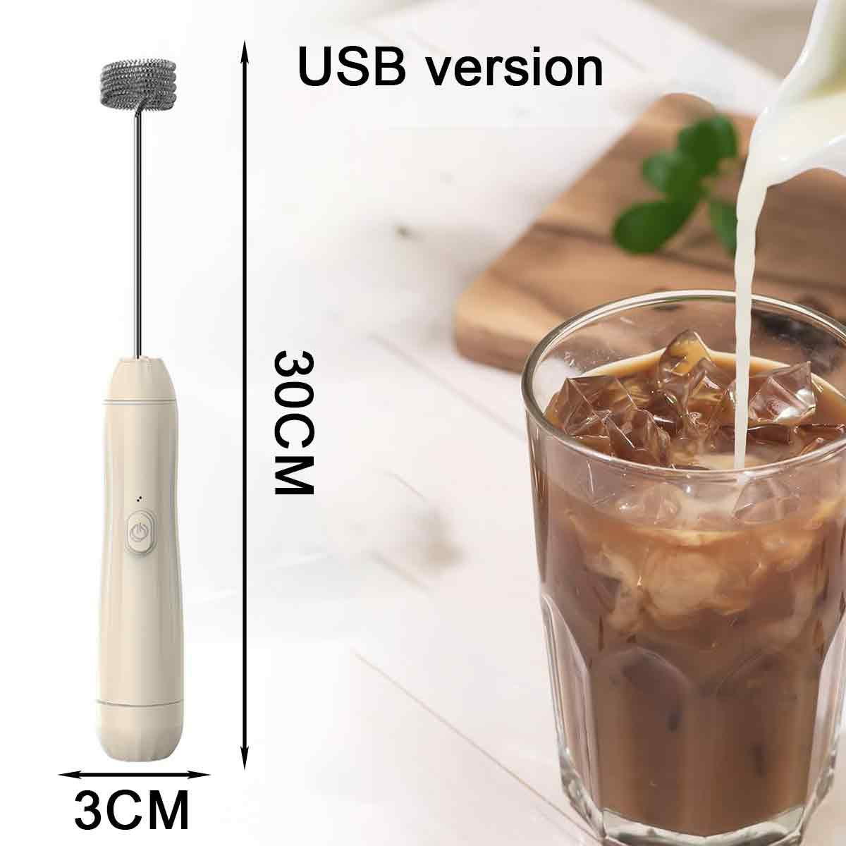 Ein cremefarbener Milchaufschäumer neben einem Glas Eiskaffee. USB-Version.