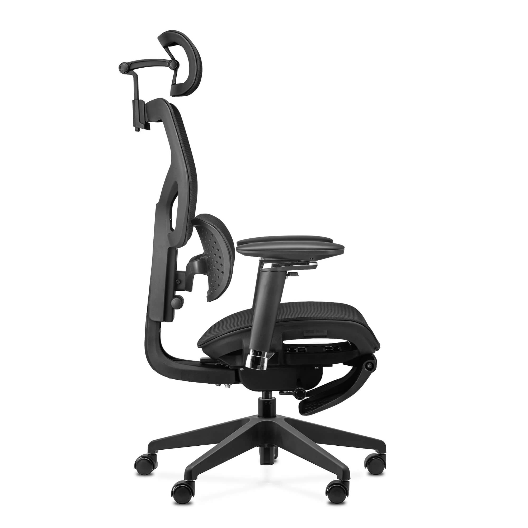 Czarny ergonomiczny fotel biurowy z zagłówkiem, podłokietnikami i kółkami.