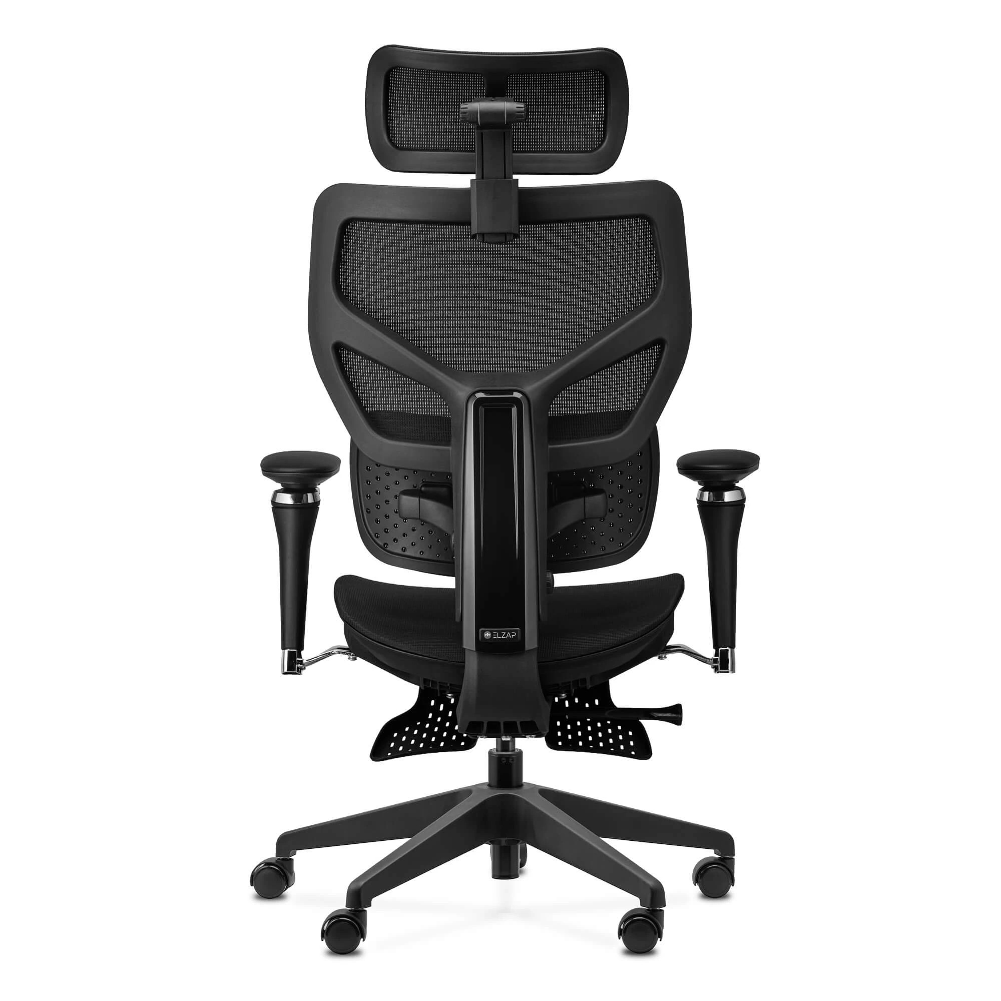 Widok z tyłu czarnego ergonomicznego fotela biurowego z siatkowym oparciem.