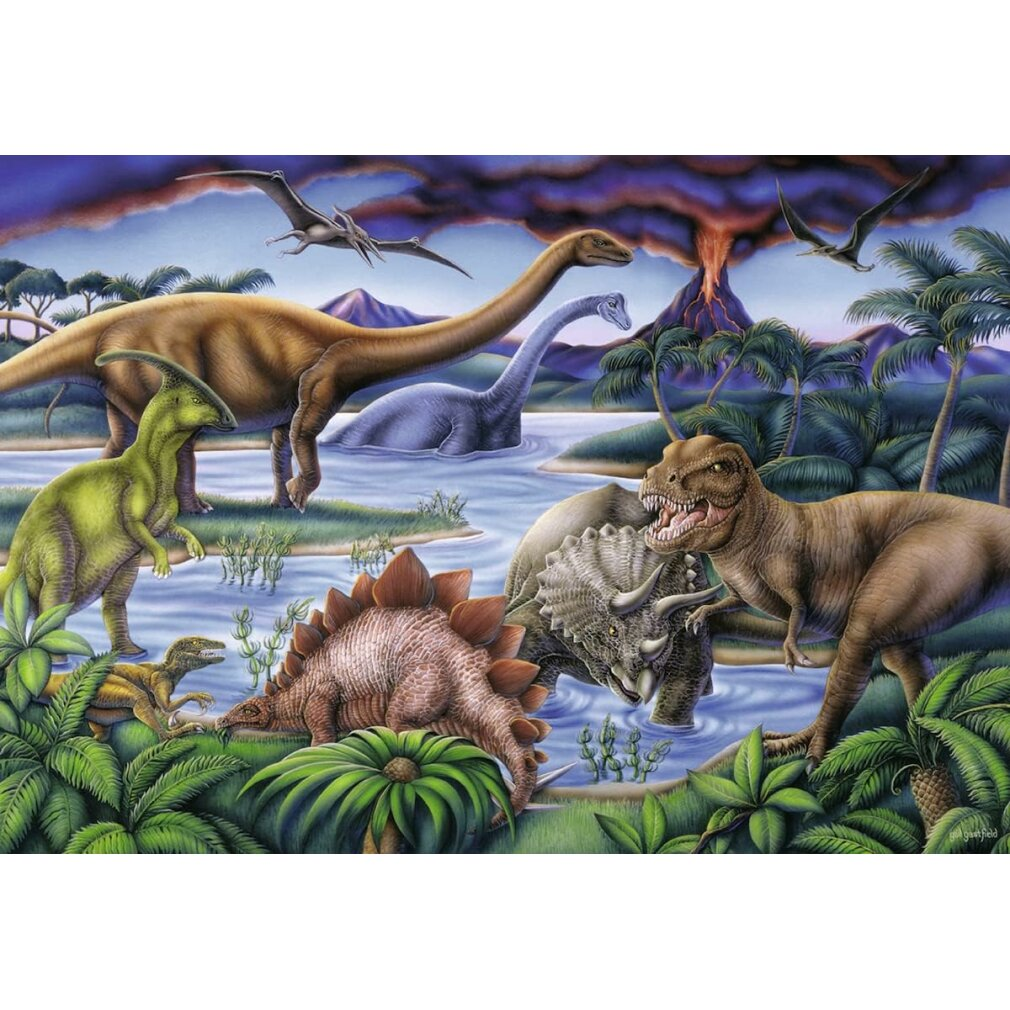 Vari dinosauri, tra cui un T-Rex e un Triceratops, in un paesaggio preistorico con un vulcano.