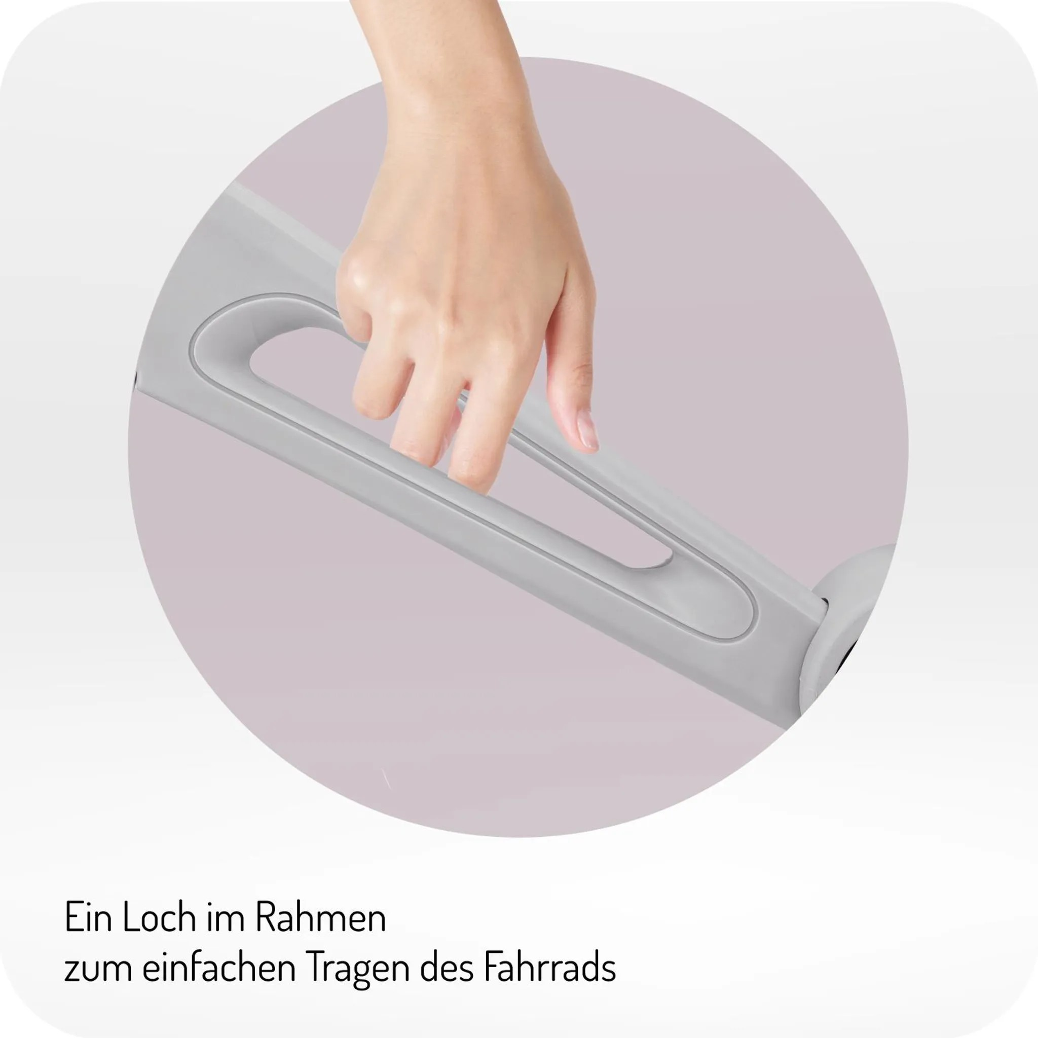 Eine Hand greift nach dem Griff eines grauen Fahrradrahmens mit einer Aussparung.