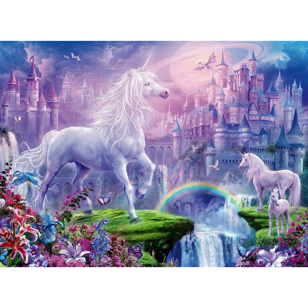 Un unicorno bianco davanti a un castello, si vedono altri due unicorni.
