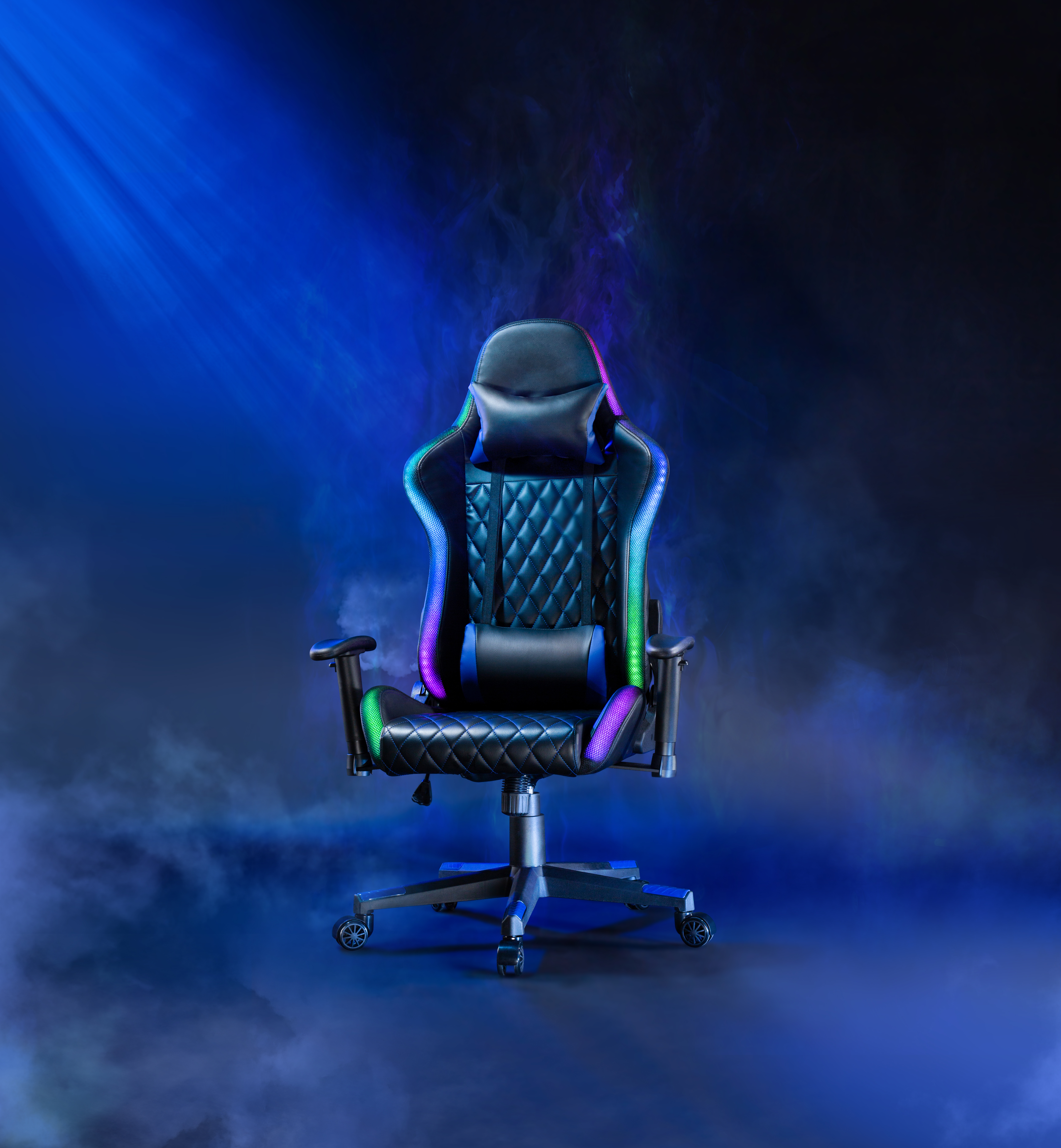 Schwarzer Gaming-Stuhl mit bunten LED-Lichtern und Nebel auf dunklem Hintergrund.