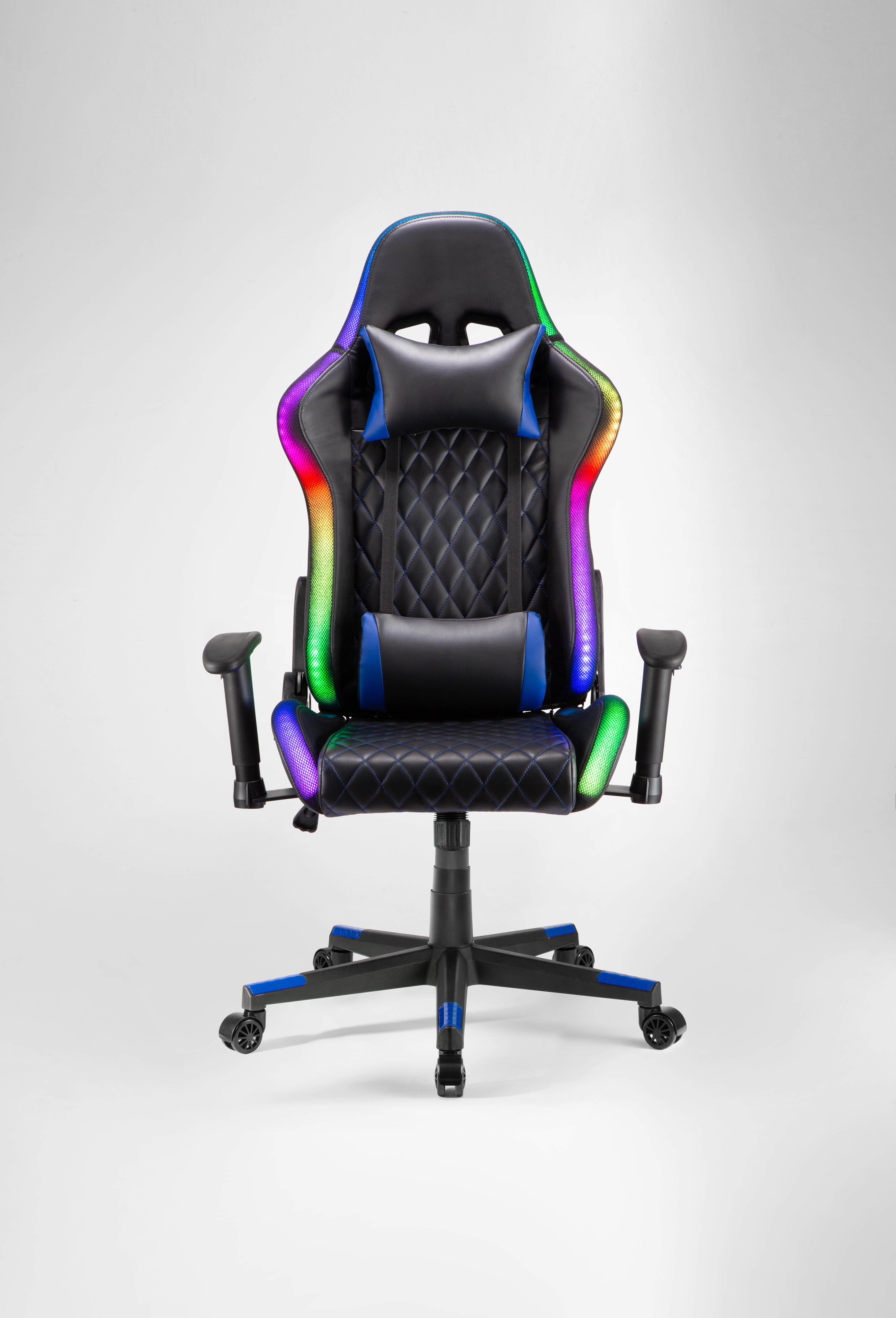 Ein schwarzer Gaming-Stuhl mit blauen Akzenten und RGB-Beleuchtung.